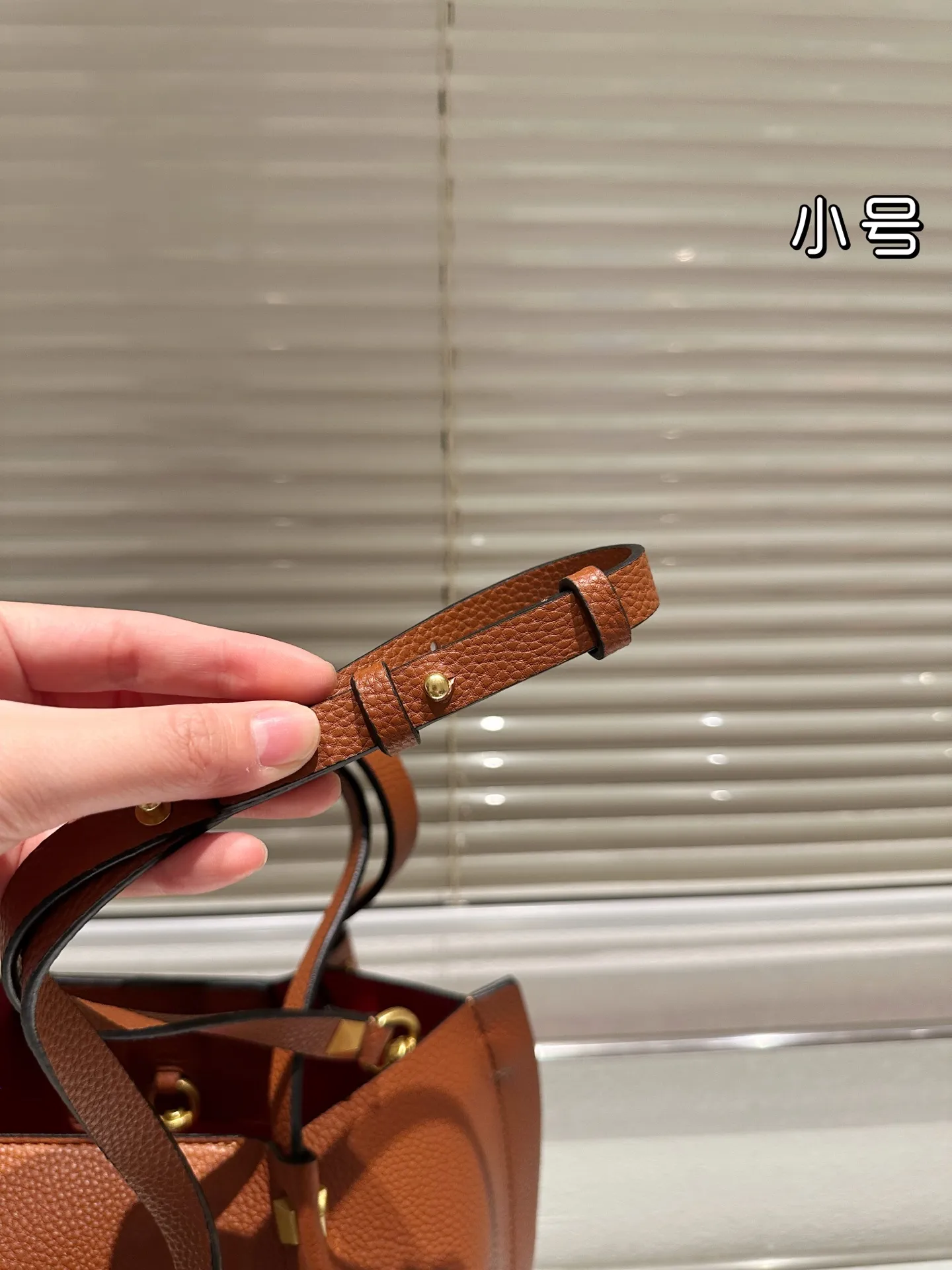 P360⚠️Size 24.17 Valentino handbag can be worn cross-body. It has a retro feel. It is high-end yet elegant. It has a great sense of atmosphere. It can be worn for commuting, leisure and dating.