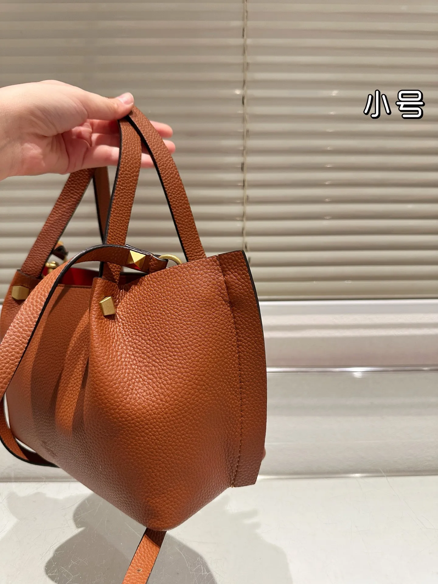 P360⚠️Size 24.17 Valentino handbag can be worn cross-body. It has a retro feel. It is high-end yet elegant. It has a great sense of atmosphere. It can be worn for commuting, leisure and dating.