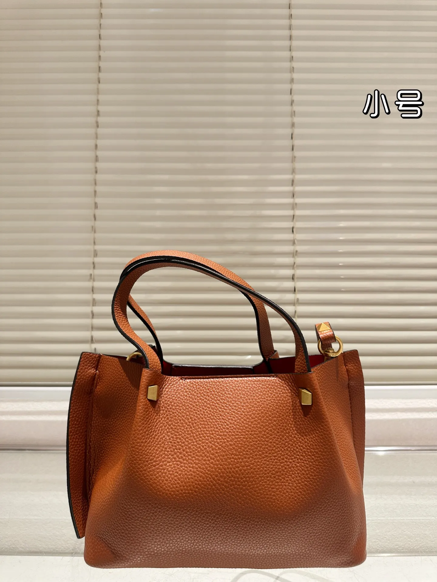 P360⚠️Size 24.17 Valentino handbag can be worn cross-body. It has a retro feel. It is high-end yet elegant. It has a great sense of atmosphere. It can be worn for commuting, leisure and dating.