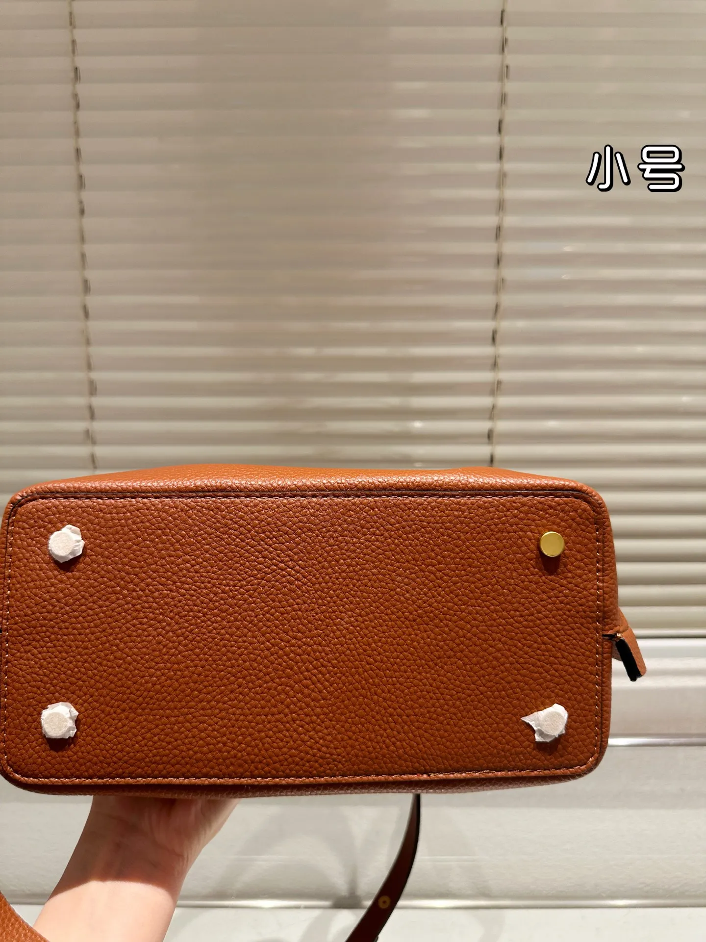P360⚠️Size 24.17 Valentino handbag can be worn cross-body. It has a retro feel. It is high-end yet elegant. It has a great sense of atmosphere. It can be worn for commuting, leisure and dating.
