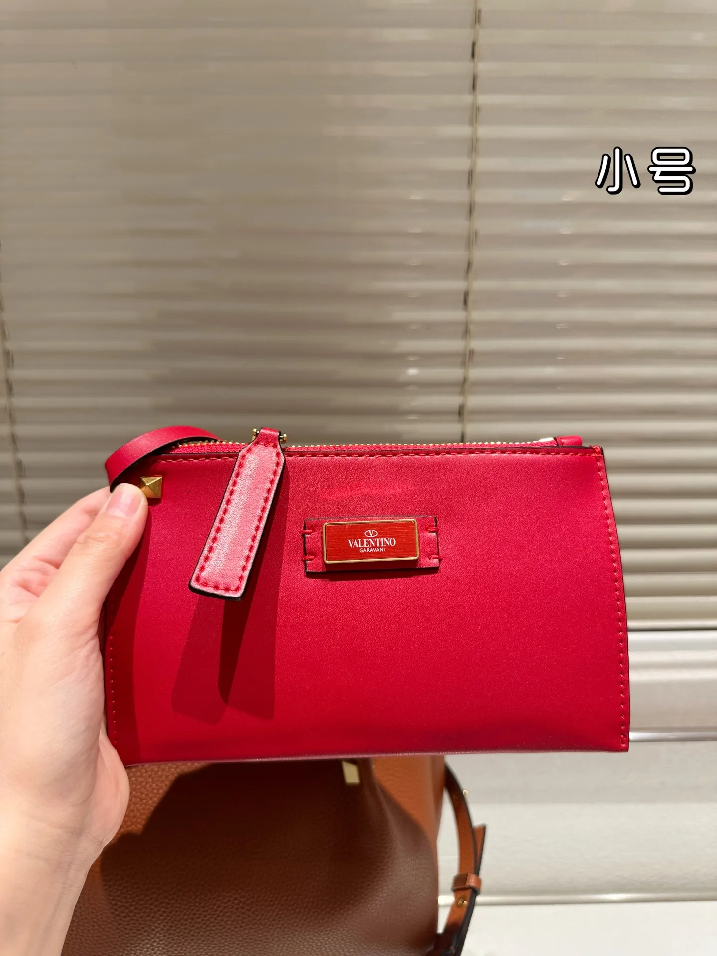 P360⚠️Size 24.17 Valentino handbag can be worn cross-body. It has a retro feel. It is high-end yet elegant. It has a great sense of atmosphere. It can be worn for commuting, leisure and dating.