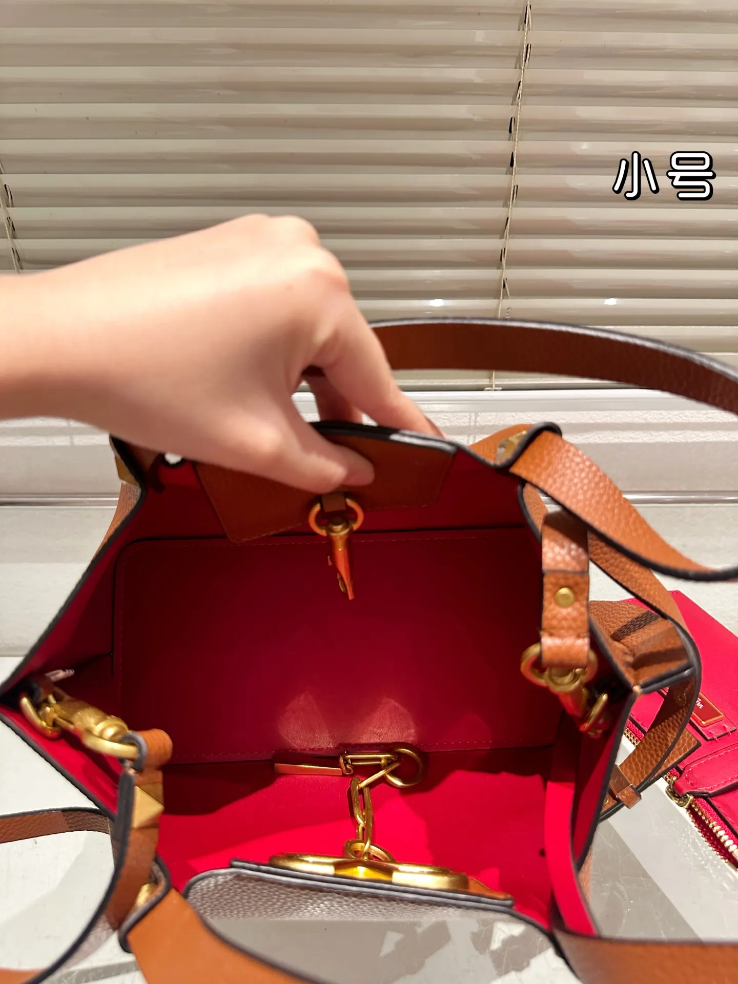 P360⚠️Size 24.17 Valentino handbag can be worn cross-body. It has a retro feel. It is high-end yet elegant. It has a great sense of atmosphere. It can be worn for commuting, leisure and dating.