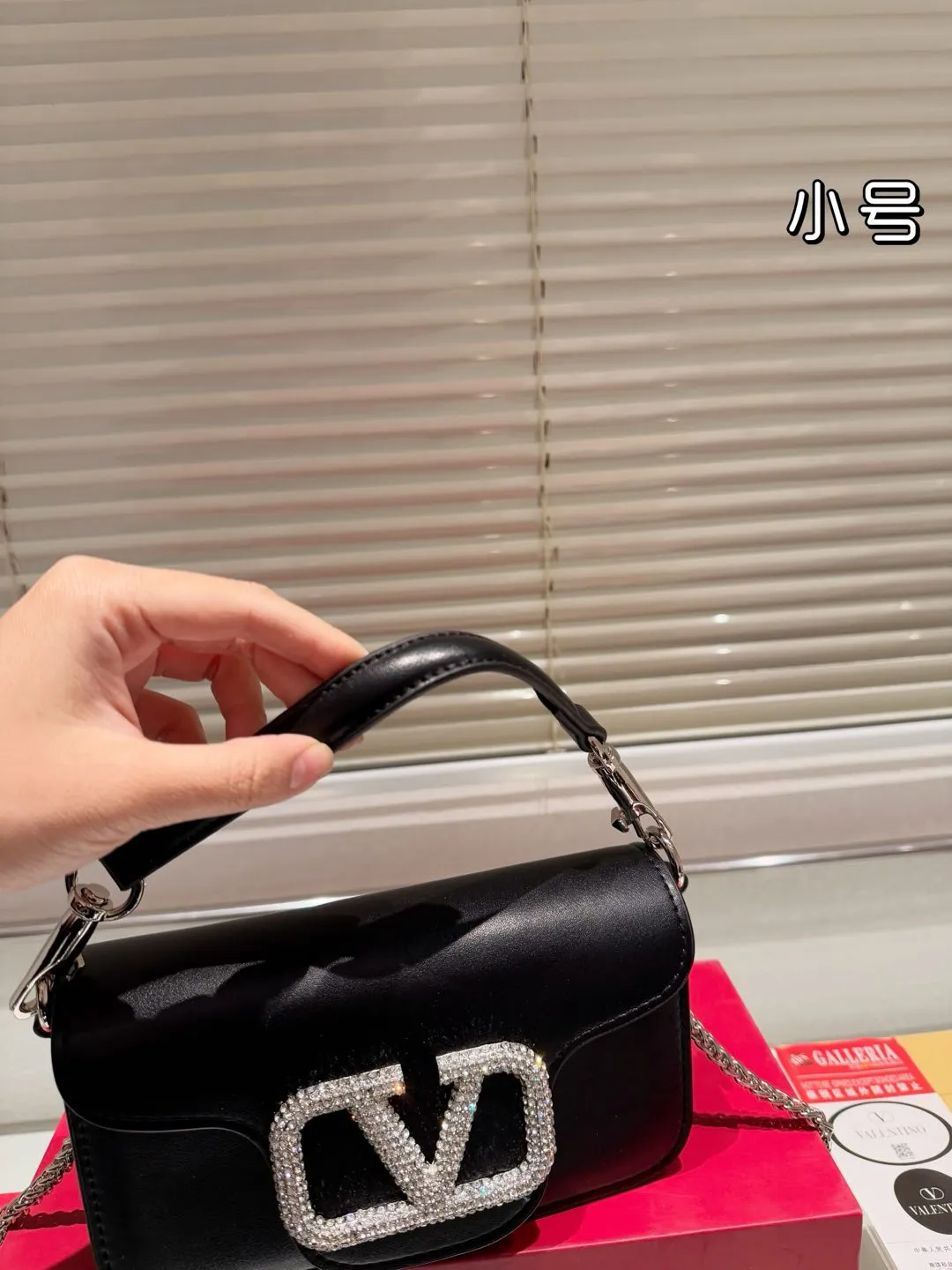 Small P310 folding box ⚠️Size 20.10 Valentino Loco shoulder bag has a high-end feel. This look is very versatile. No matter how you carry it, there is no pressure. Which girl can refuse such a beautiful bag?