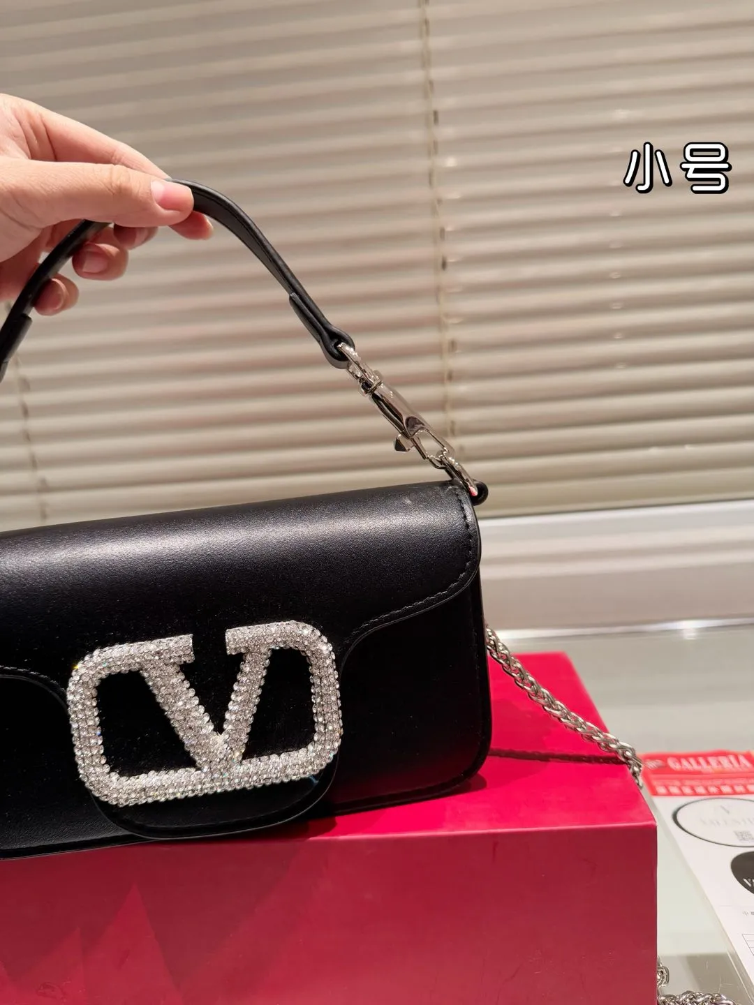 Small P310 folding box ⚠️Size 20.10 Valentino Loco shoulder bag has a high-end feel. This look is very versatile. No matter how you carry it, there is no pressure. Which girl can refuse such a beautiful bag?