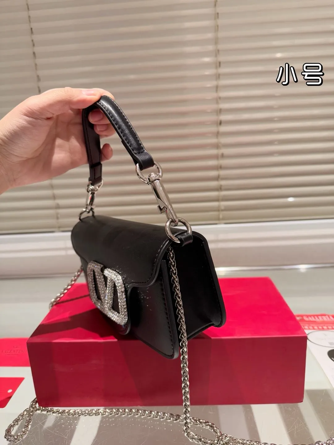 Small P310 folding box ⚠️Size 20.10 Valentino Loco shoulder bag has a high-end feel. This look is very versatile. No matter how you carry it, there is no pressure. Which girl can refuse such a beautiful bag?