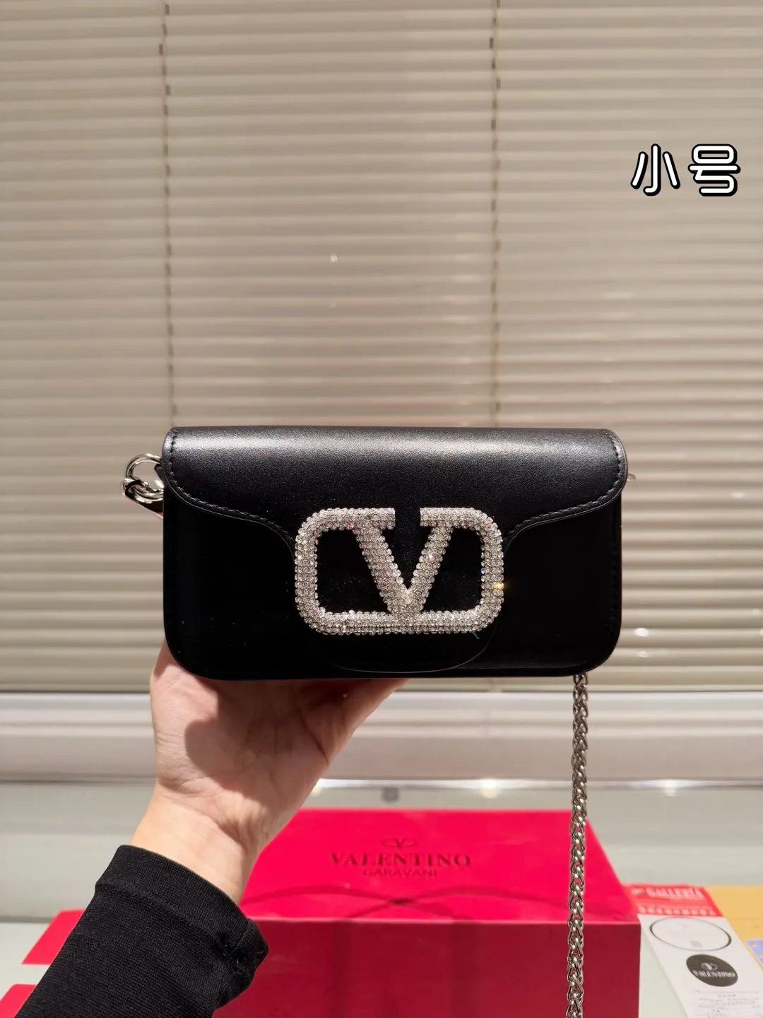 Small P310 folding box ⚠️Size 20.10 Valentino Loco shoulder bag has a high-end feel. This look is very versatile. No matter how you carry it, there is no pressure. Which girl can refuse such a beautiful bag?