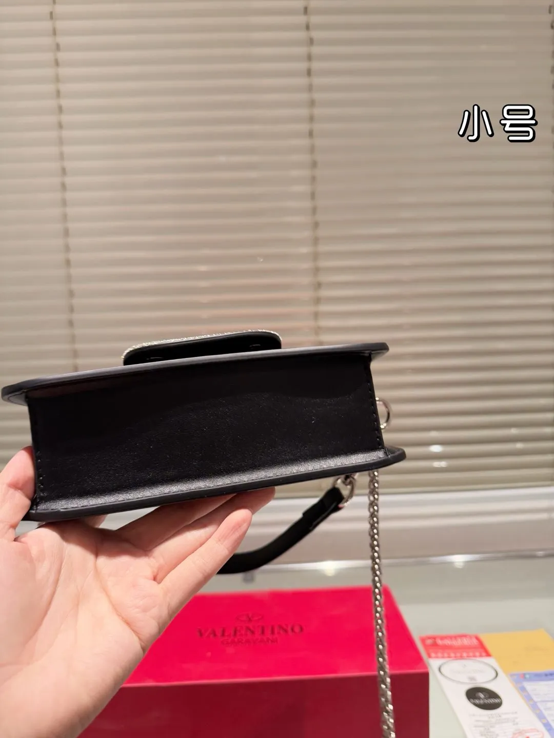 Small P310 folding box ⚠️Size 20.10 Valentino Loco shoulder bag has a high-end feel. This look is very versatile. No matter how you carry it, there is no pressure. Which girl can refuse such a beautiful bag?