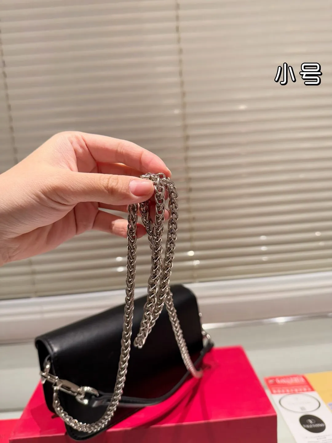 Small P310 folding box ⚠️Size 20.10 Valentino Loco shoulder bag has a high-end feel. This look is very versatile. No matter how you carry it, there is no pressure. Which girl can refuse such a beautiful bag?