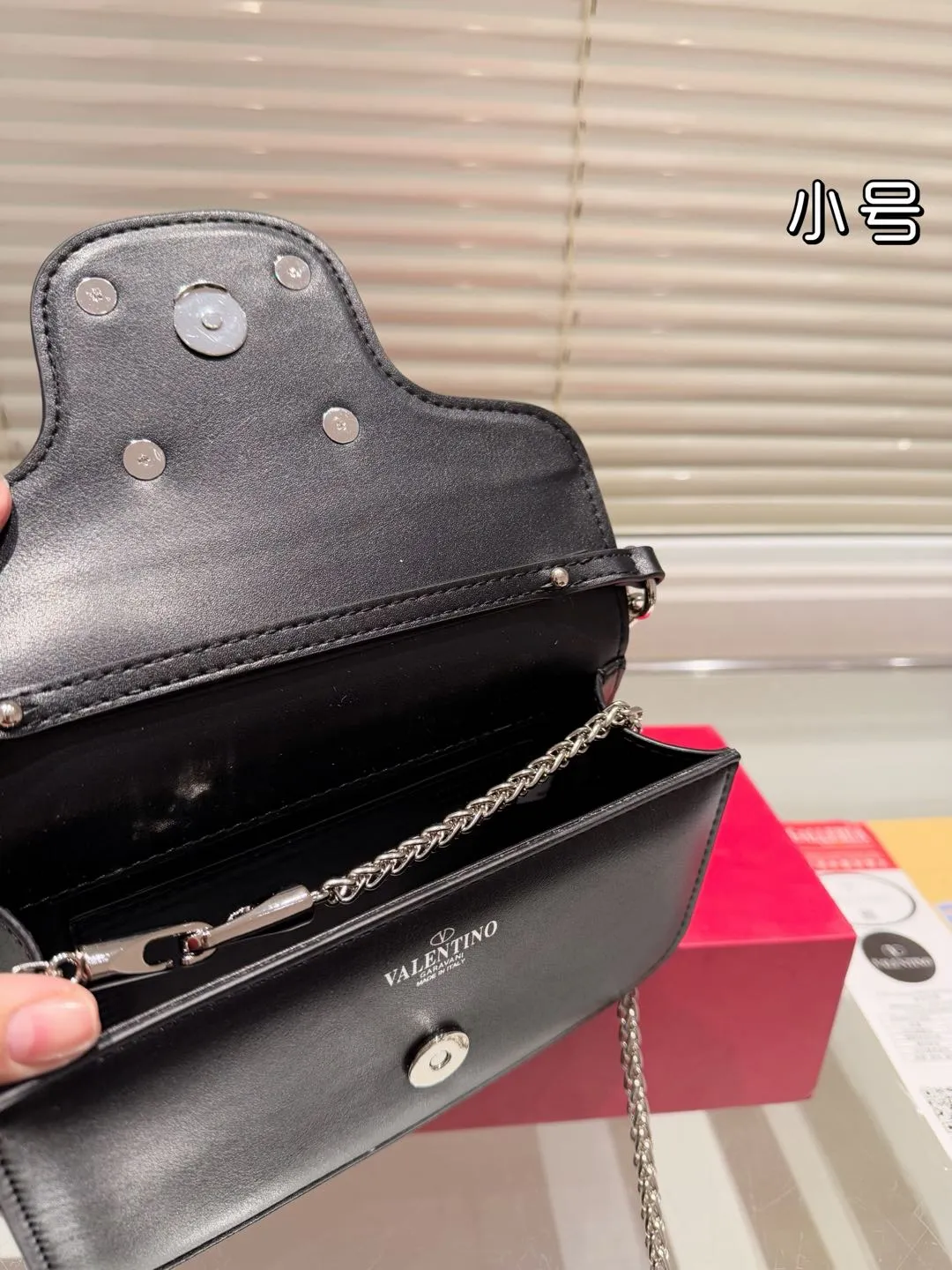 Small P310 folding box ⚠️Size 20.10 Valentino Loco shoulder bag has a high-end feel. This look is very versatile. No matter how you carry it, there is no pressure. Which girl can refuse such a beautiful bag?