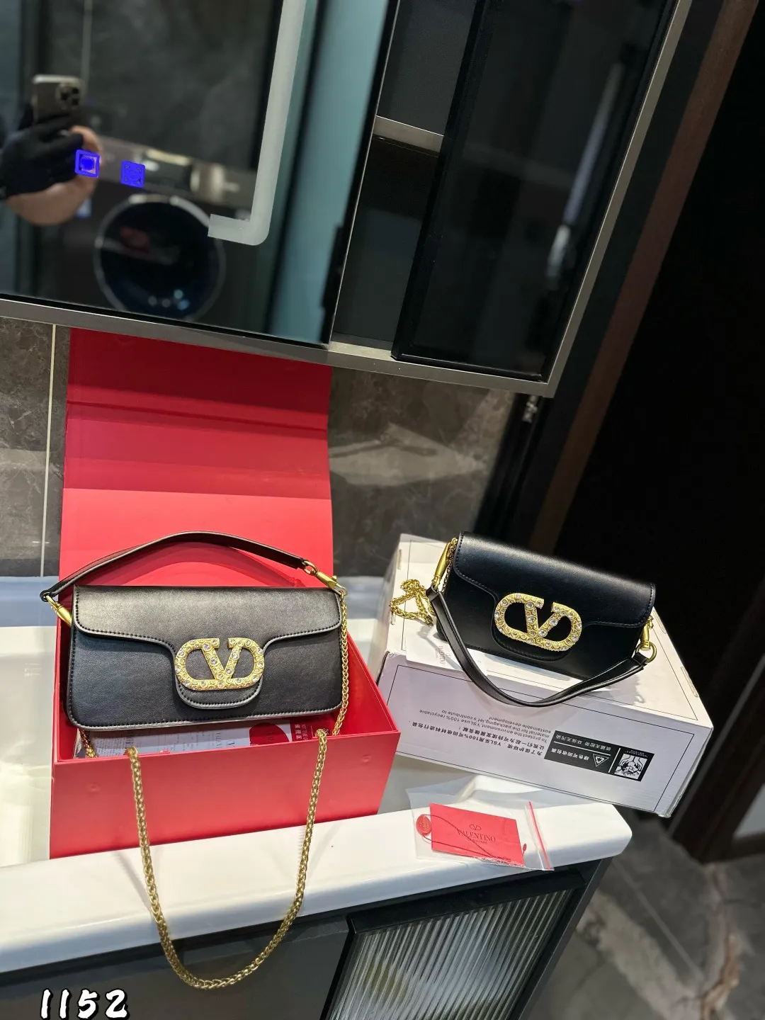 ❤️P320P310 (gift box packaging) ❤️ Valentino Loco shoulder bag. The upper body effect is amazing, high-end without being rigid. The beauty is all in it. It is mysterious and sexy. You must choose it when attending banquets and evening parties. Size: Large 27 13 Small 20 12