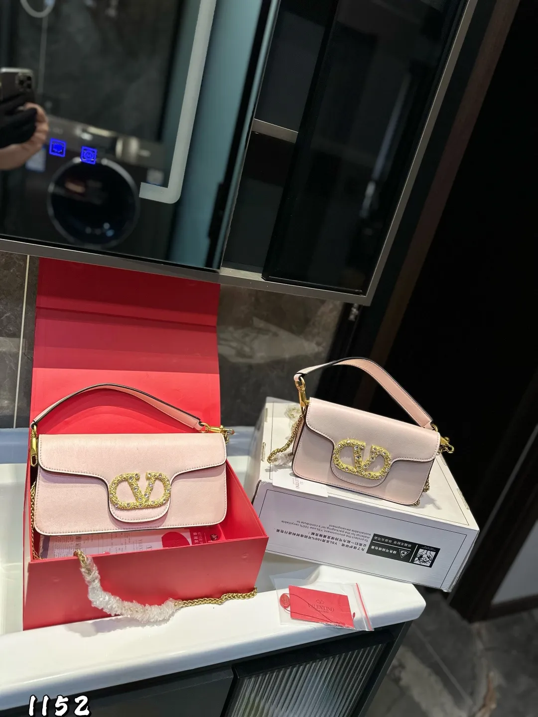 ❤️P320P310 (gift box packaging) ❤️ Valentino Loco shoulder bag. The upper body effect is amazing, high-end without being rigid. The beauty is all in it. It is mysterious and sexy. You must choose it when attending banquets and evening parties. Size: Large 27 13 Small 20 12