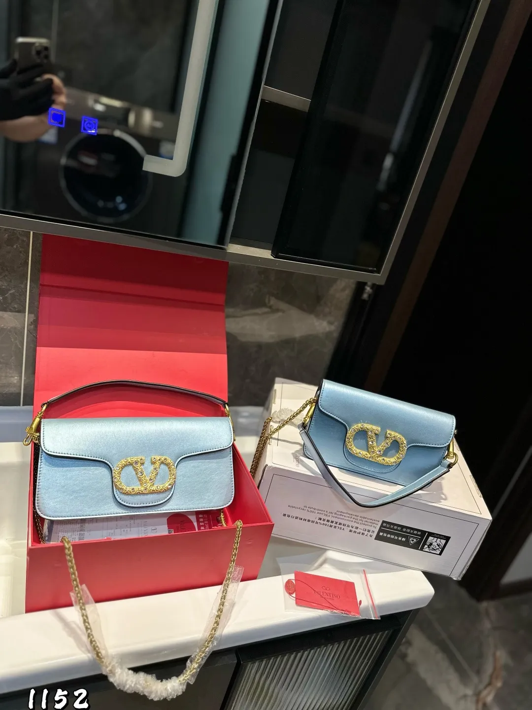 ❤️P320P310 (gift box packaging) ❤️ Valentino Loco shoulder bag. The upper body effect is amazing, high-end without being rigid. The beauty is all in it. It is mysterious and sexy. You must choose it when attending banquets and evening parties. Size: Large 27 13 Small 20 12