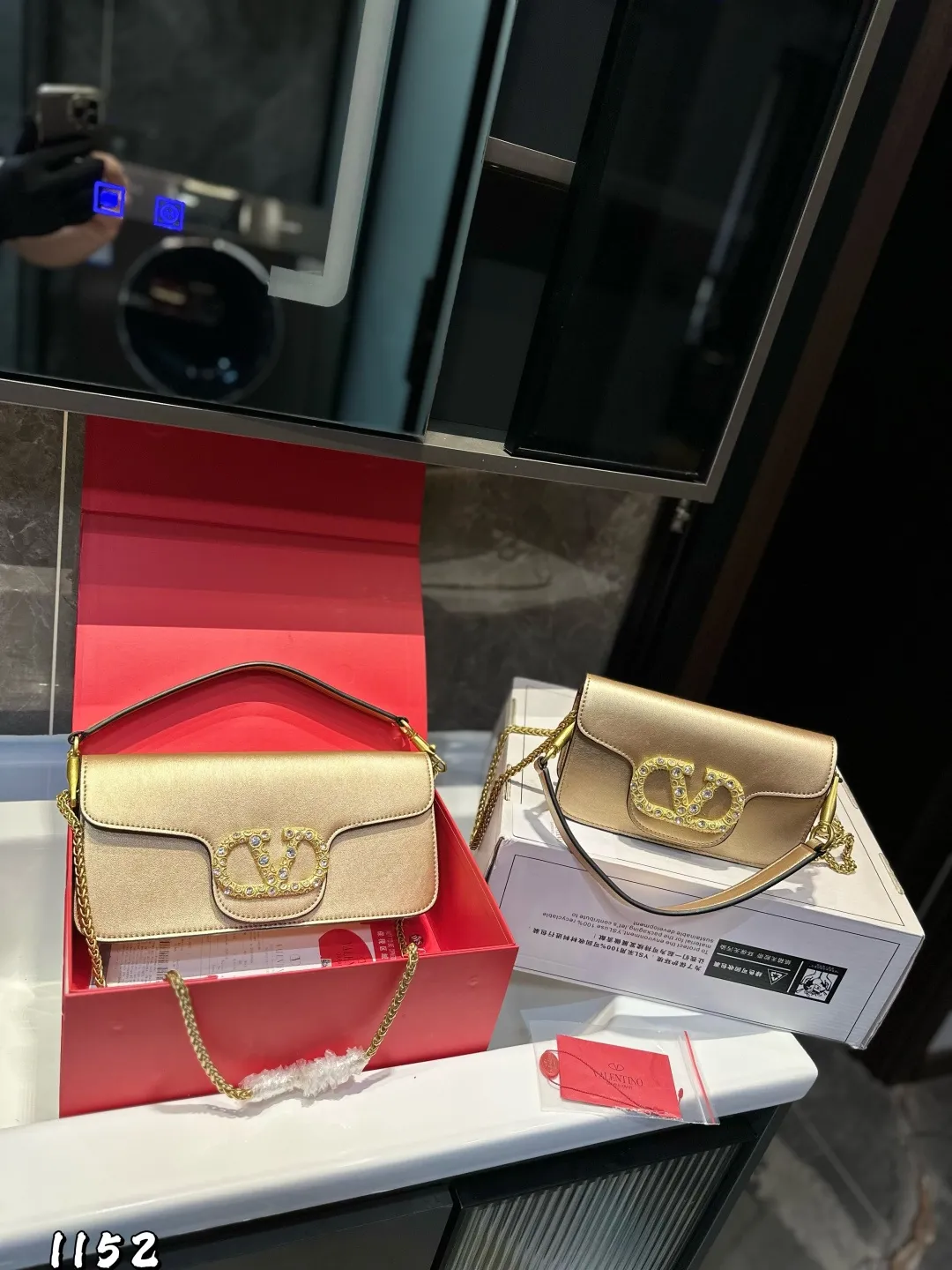 ❤️P320P310 (gift box packaging) ❤️ Valentino Loco shoulder bag. The upper body effect is amazing, high-end without being rigid. The beauty is all in it. It is mysterious and sexy. You must choose it when attending banquets and evening parties. Size: Large 27 13 Small 20 12