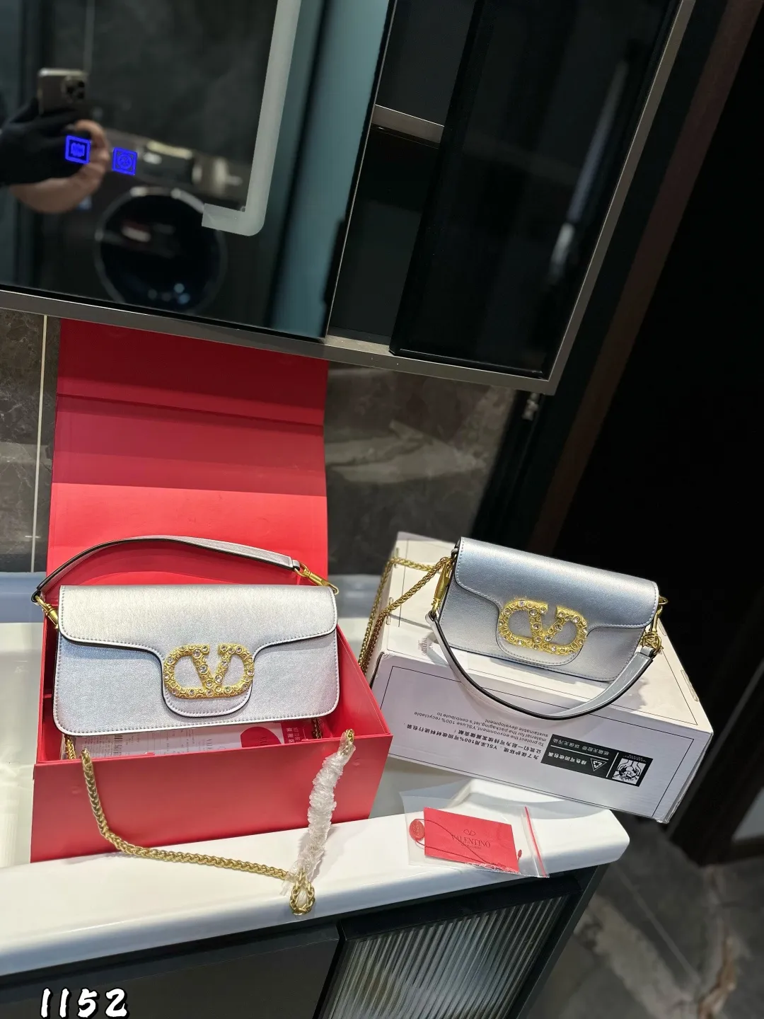 ❤️P320P310 (gift box packaging) ❤️ Valentino Loco shoulder bag. The upper body effect is amazing, high-end without being rigid. The beauty is all in it. It is mysterious and sexy. You must choose it when attending banquets and evening parties. Size: Large 27 13 Small 20 12