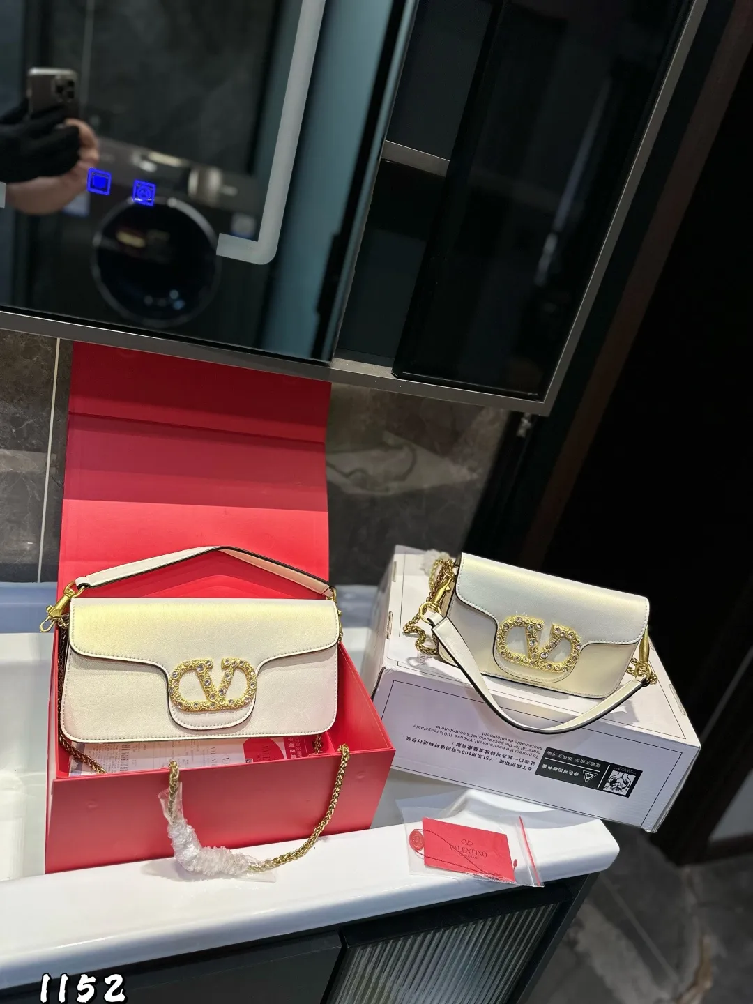 ❤️P320P310 (gift box packaging) ❤️ Valentino Loco shoulder bag. The upper body effect is amazing, high-end without being rigid. The beauty is all in it. It is mysterious and sexy. You must choose it when attending banquets and evening parties. Size: Large 27 13 Small 20 12