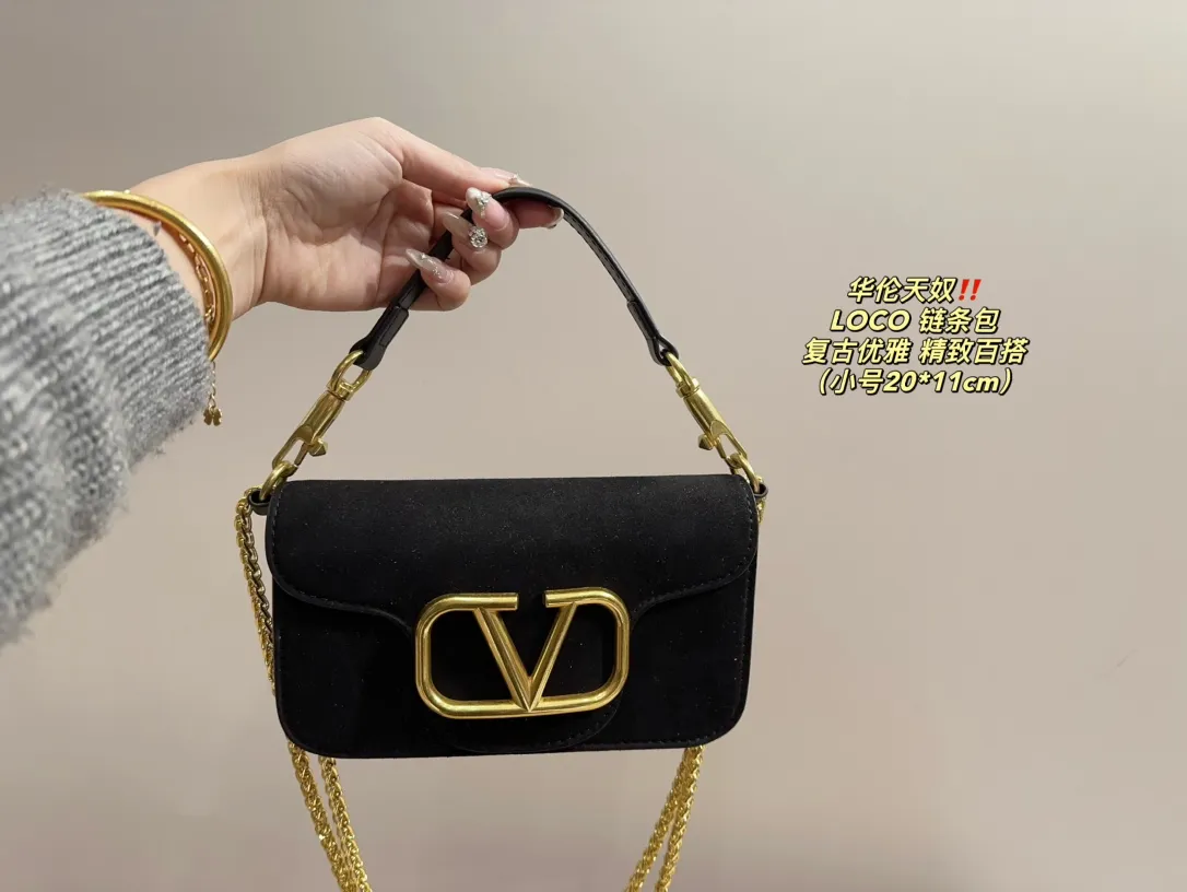 Large P350 with folding box⚠️Size 26.12 Small P330 with folding box⚠️Size 20.11 Valentino suede LOCO chain bag Retro and elegant, full of high-end feel, moderate size, touching capacity, easy to carry in casual and formal wear
