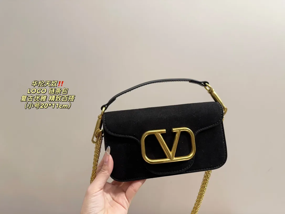 Large P350 with folding box⚠️Size 26.12 Small P330 with folding box⚠️Size 20.11 Valentino suede LOCO chain bag Retro and elegant, full of high-end feel, moderate size, touching capacity, easy to carry in casual and formal wear