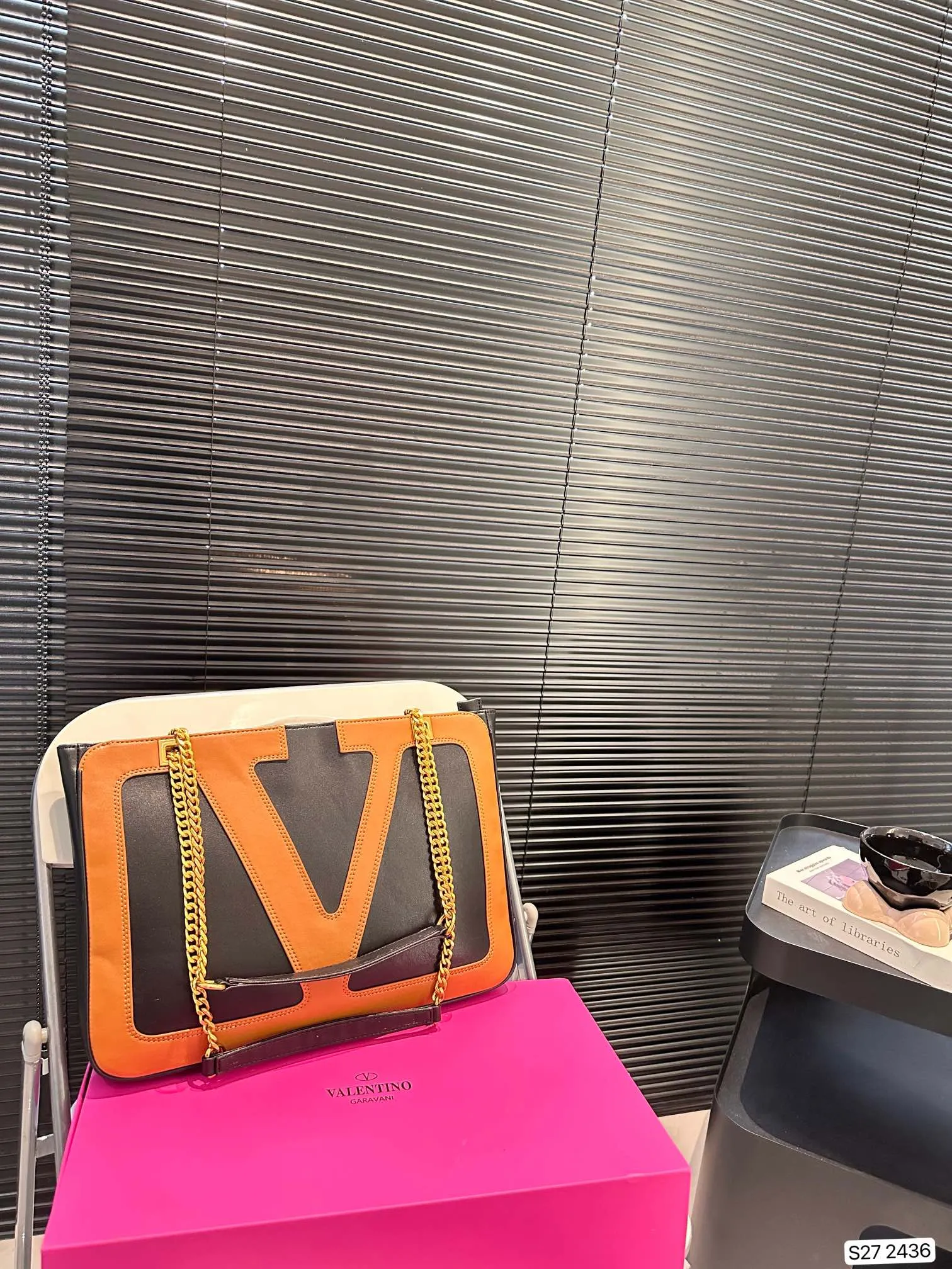 P370 comes with a folding box. Stars interpret the Valentino Viva Superstar bag. The eye-catching V Logo makes it highly recognizable. The outline of the bag is square and orderly. The color matching and sliding chain add to the retro texture. Hello Michele #Valentino2025 Early Spring Series Size: 37 26 Item No. 2436