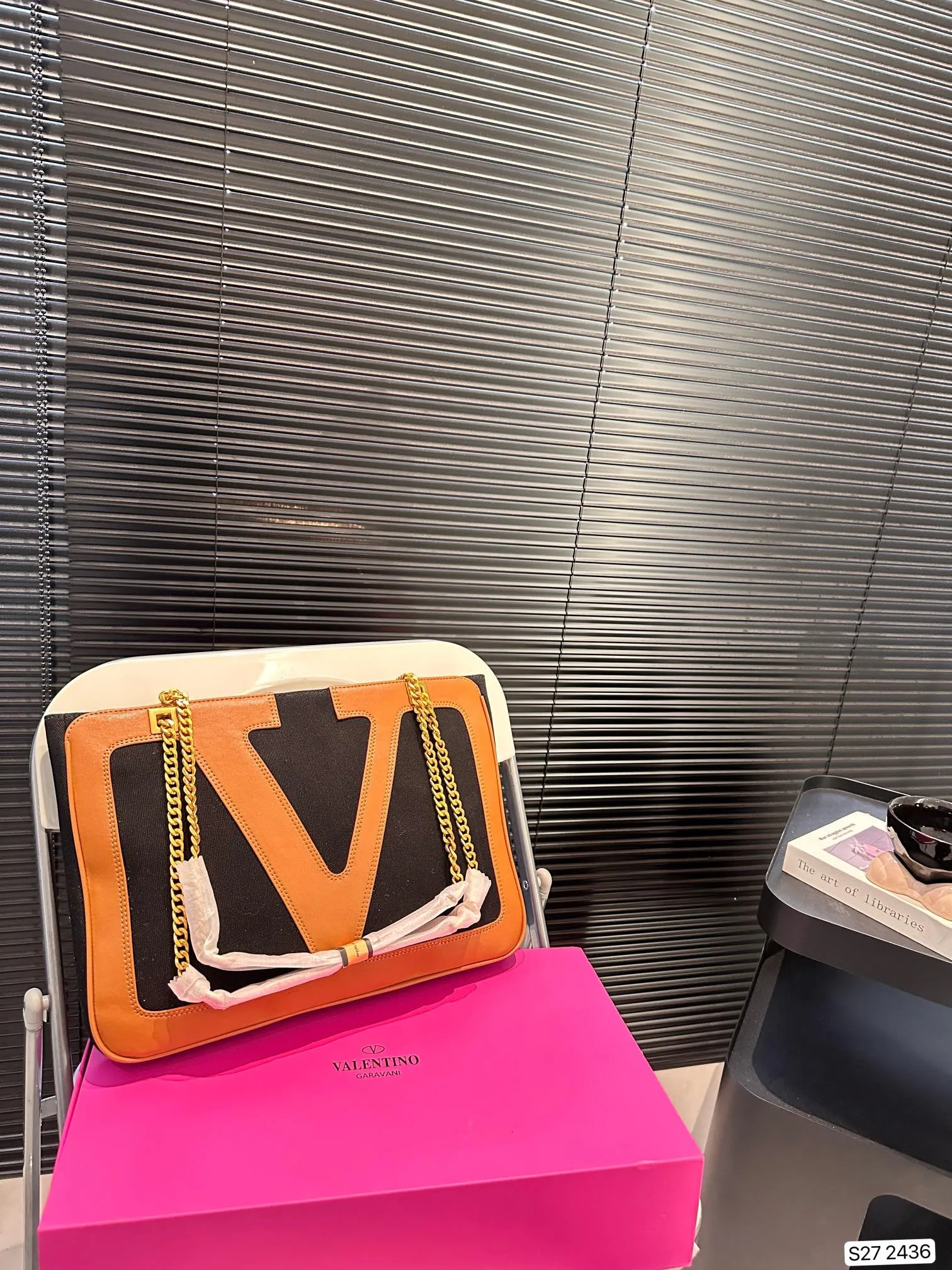 P370 comes with a folding box. Stars interpret the Valentino Viva Superstar bag. The eye-catching V Logo makes it highly recognizable. The outline of the bag is square and orderly. The color matching and sliding chain add to the retro texture. Hello Michele #Valentino2025 Early Spring Series Size: 37 26 Item No. 2436