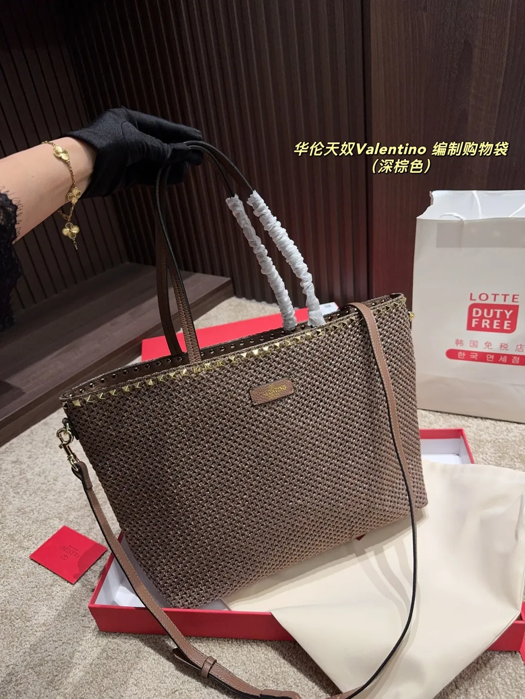 p340 comes with box ⚠️Size 45.28 Valentino woven shopping bag. Playful and super personality, whoever carries it will look better. Can’t hide the foreign style. Exquisite routing. Color matching is very distinctive. It is versatile and can be matched with daily life. Casual and playful, but with a little bit of a celebrity style. It will definitely become a super hot item in the new year, spring and summer ♥️