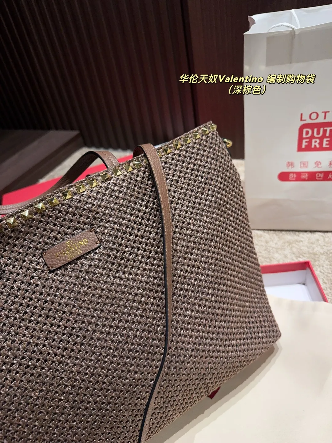 p340 comes with box ⚠️Size 45.28 Valentino woven shopping bag. Playful and super personality, whoever carries it will look better. Can’t hide the foreign style. Exquisite routing. Color matching is very distinctive. It is versatile and can be matched with daily life. Casual and playful, but with a little bit of a celebrity style. It will definitely become a super hot item in the new year, spring and summer ♥️