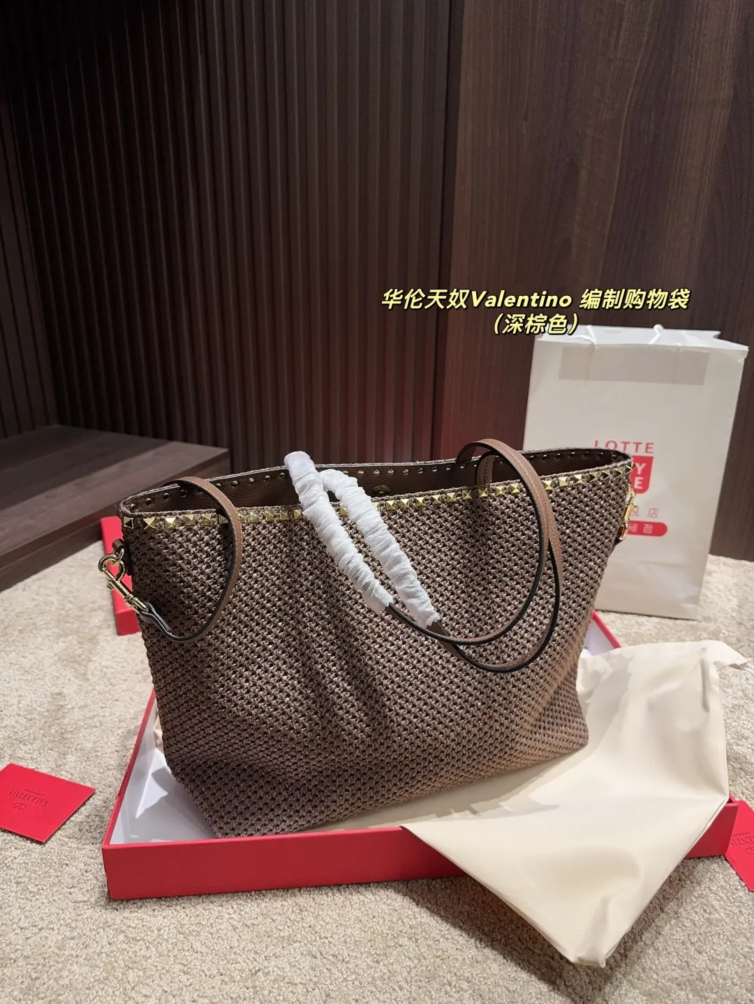 p340 comes with box ⚠️Size 45.28 Valentino woven shopping bag. Playful and super personality, whoever carries it will look better. Can’t hide the foreign style. Exquisite routing. Color matching is very distinctive. It is versatile and can be matched with daily life. Casual and playful, but with a little bit of a celebrity style. It will definitely become a super hot item in the new year, spring and summer ♥️