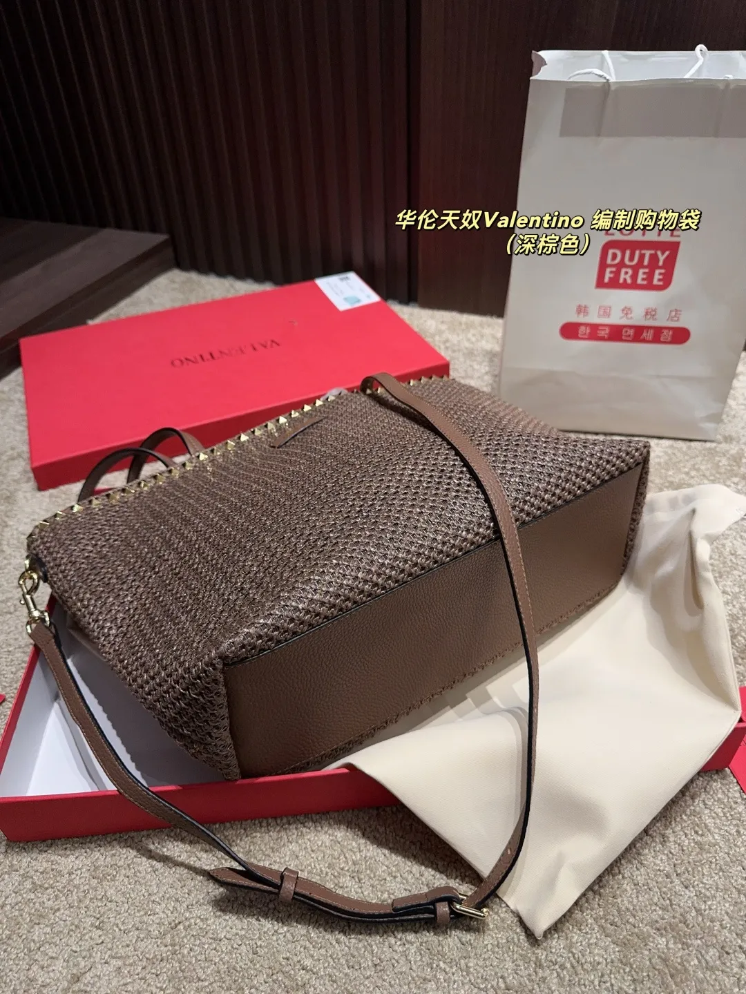 p340 comes with box ⚠️Size 45.28 Valentino woven shopping bag. Playful and super personality, whoever carries it will look better. Can’t hide the foreign style. Exquisite routing. Color matching is very distinctive. It is versatile and can be matched with daily life. Casual and playful, but with a little bit of a celebrity style. It will definitely become a super hot item in the new year, spring and summer ♥️