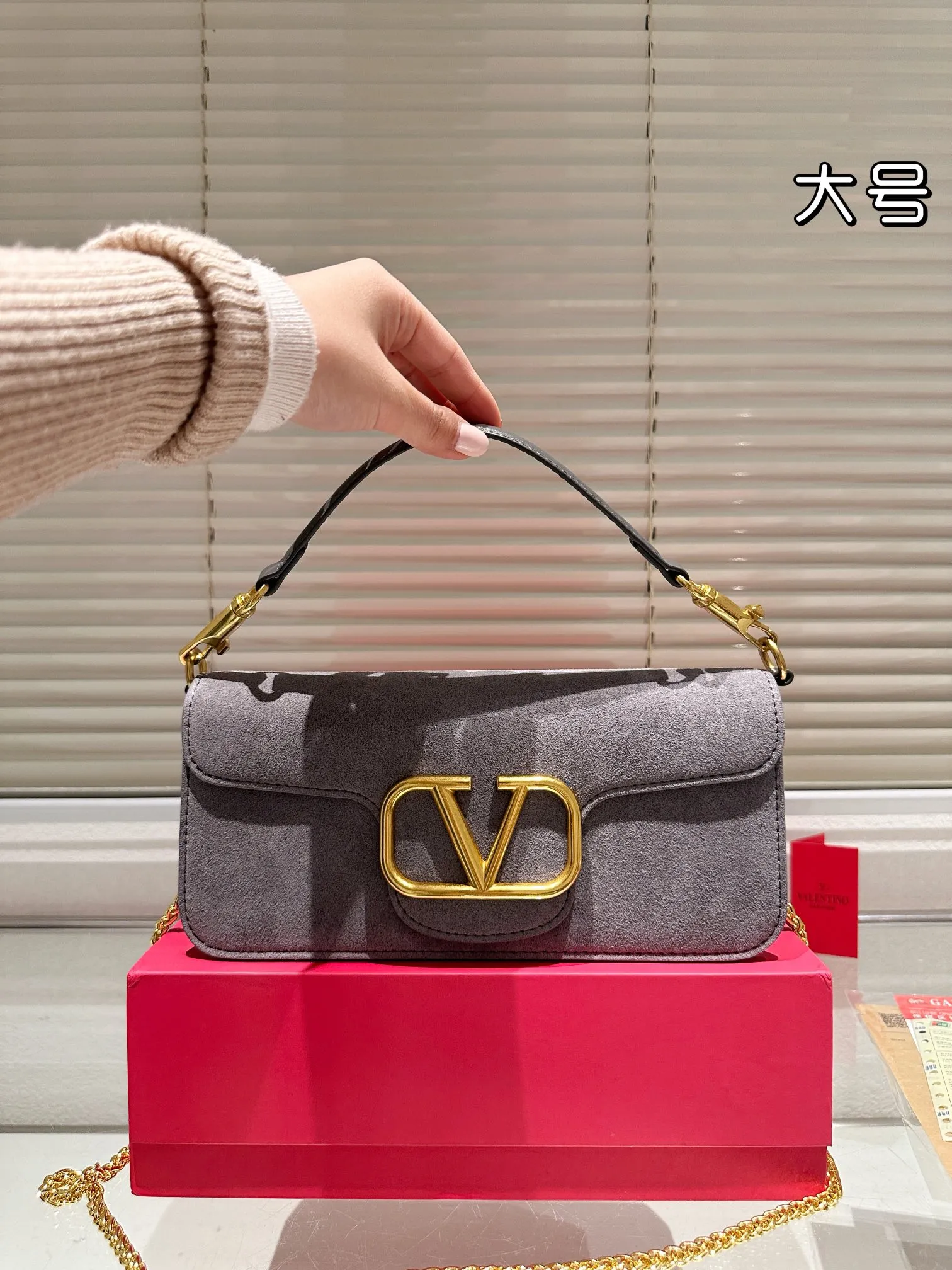 Large P360 Folding Box ⚠️Size 26.11 Valentino Loco Shoulder Bag Overflowing with Sophistication This Look Is Very Versatile No matter how you carry it, you won’t feel any pressure. Which girl can resist such a beautiful bag?