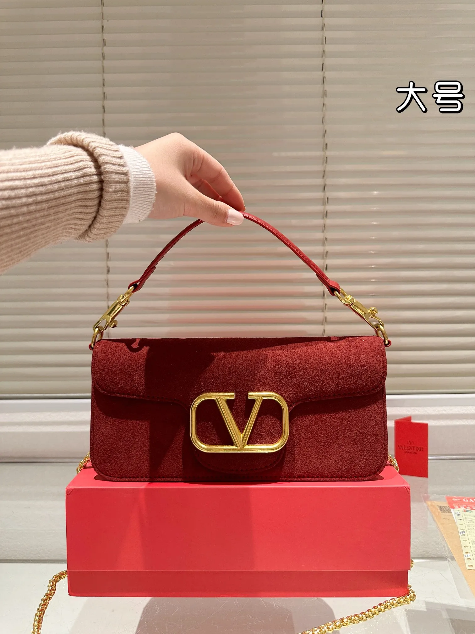 Large P360 Folding Box ⚠️Size 26.11 Valentino Loco Shoulder Bag Overflowing with Sophistication This Look Is Very Versatile No matter how you carry it, you won’t feel any pressure. Which girl can resist such a beautiful bag?