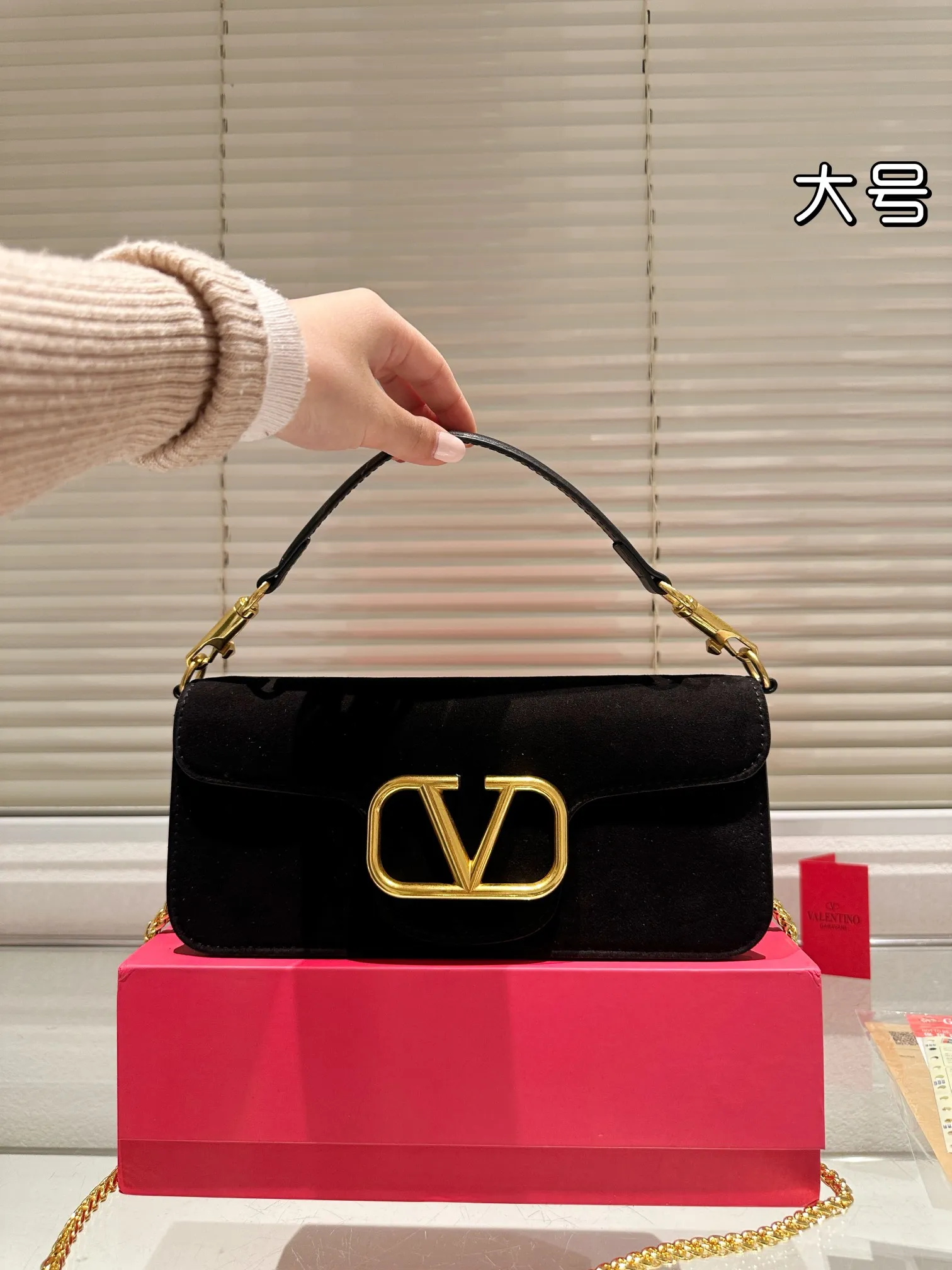 Large P360 Folding Box ⚠️Size 26.11 Valentino Loco Shoulder Bag Overflowing with Sophistication This Look Is Very Versatile No matter how you carry it, you won’t feel any pressure. Which girl can resist such a beautiful bag?