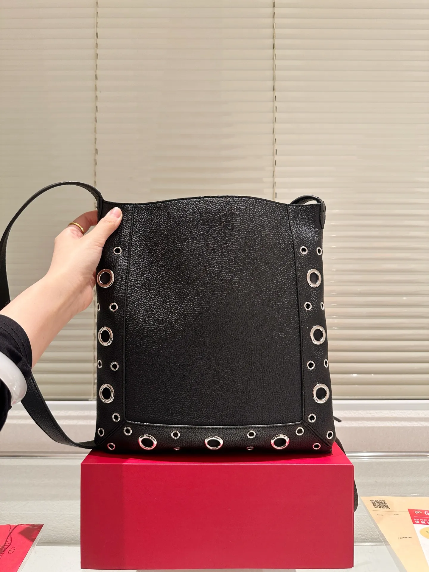 P480 box size: 28 30cm Valentino new product! Who can resist this style? It’s totally okay to wear in spring, summer, autumn and winter~