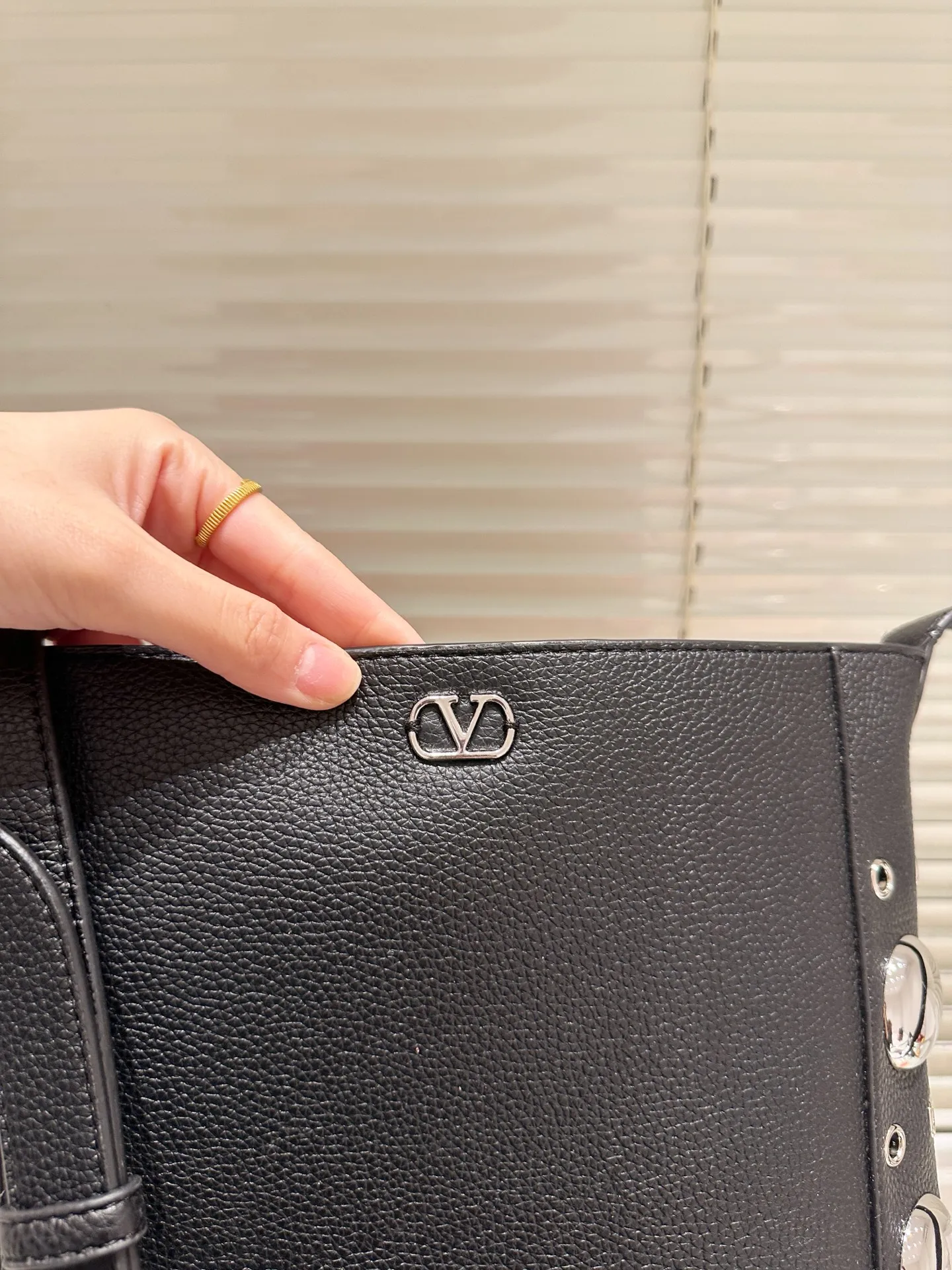 P480 box size: 28 30cm Valentino new product! Who can resist this style? It’s totally okay to wear in spring, summer, autumn and winter~