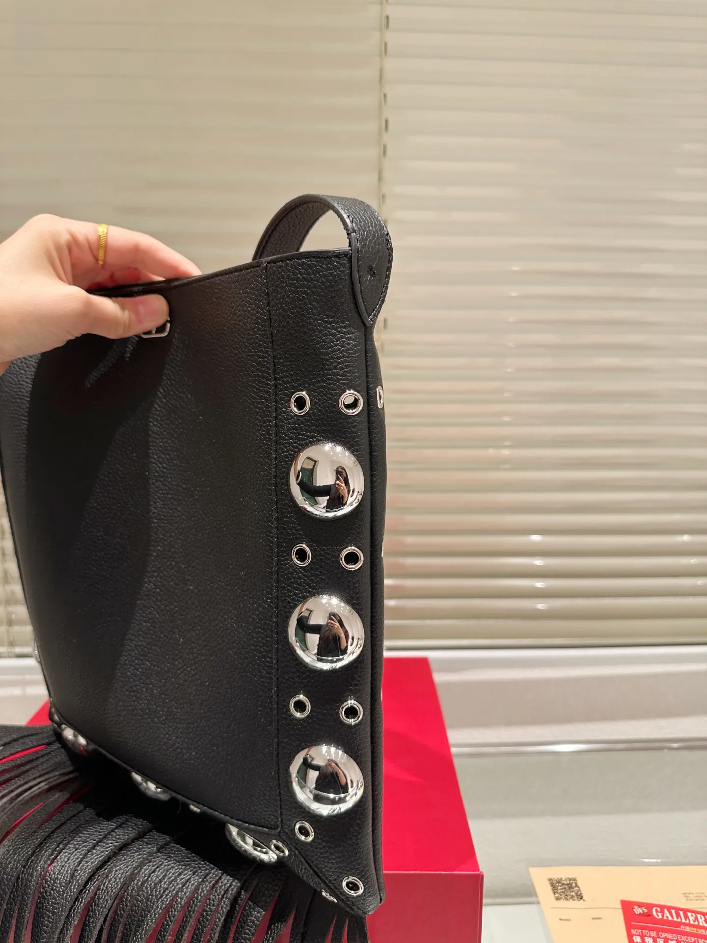 P480 box size: 28 30cm Valentino new product! Who can resist this style? It’s totally okay to wear in spring, summer, autumn and winter~