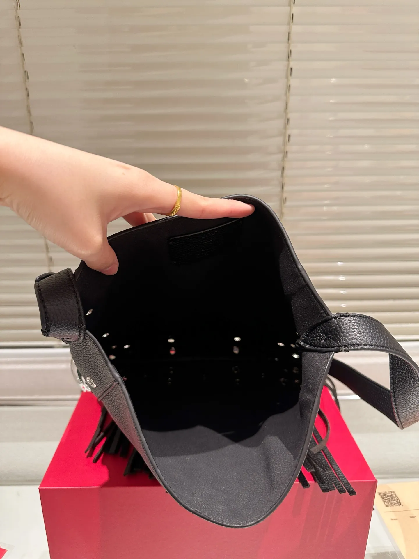 P480 box size: 28 30cm Valentino new product! Who can resist this style? It’s totally okay to wear in spring, summer, autumn and winter~
