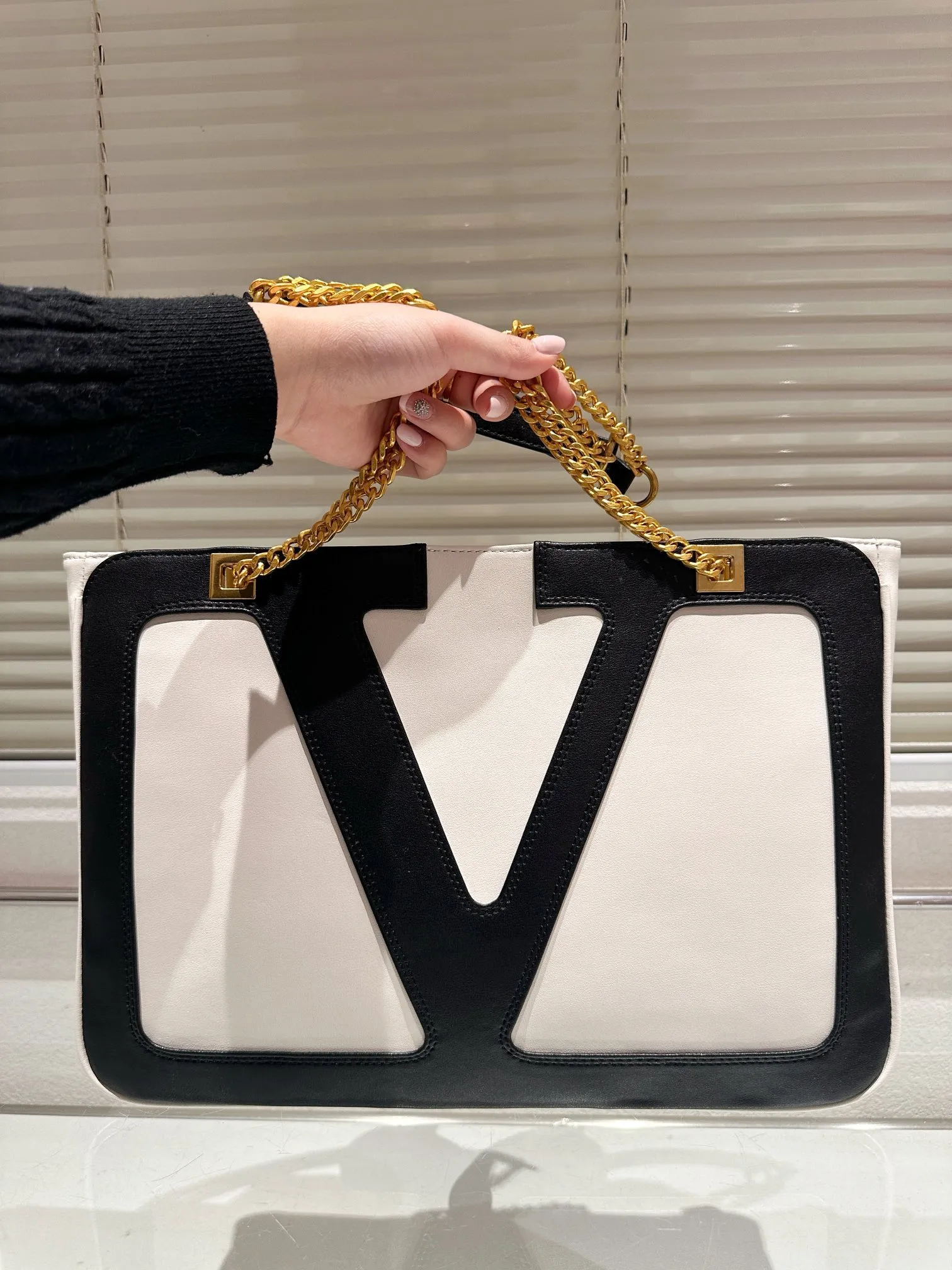 P380 Valentino VALENTINO Women's Tote Bag Valentino Letter Bag Letter bag from Valentino. The new season has just arrived. Size 37.26