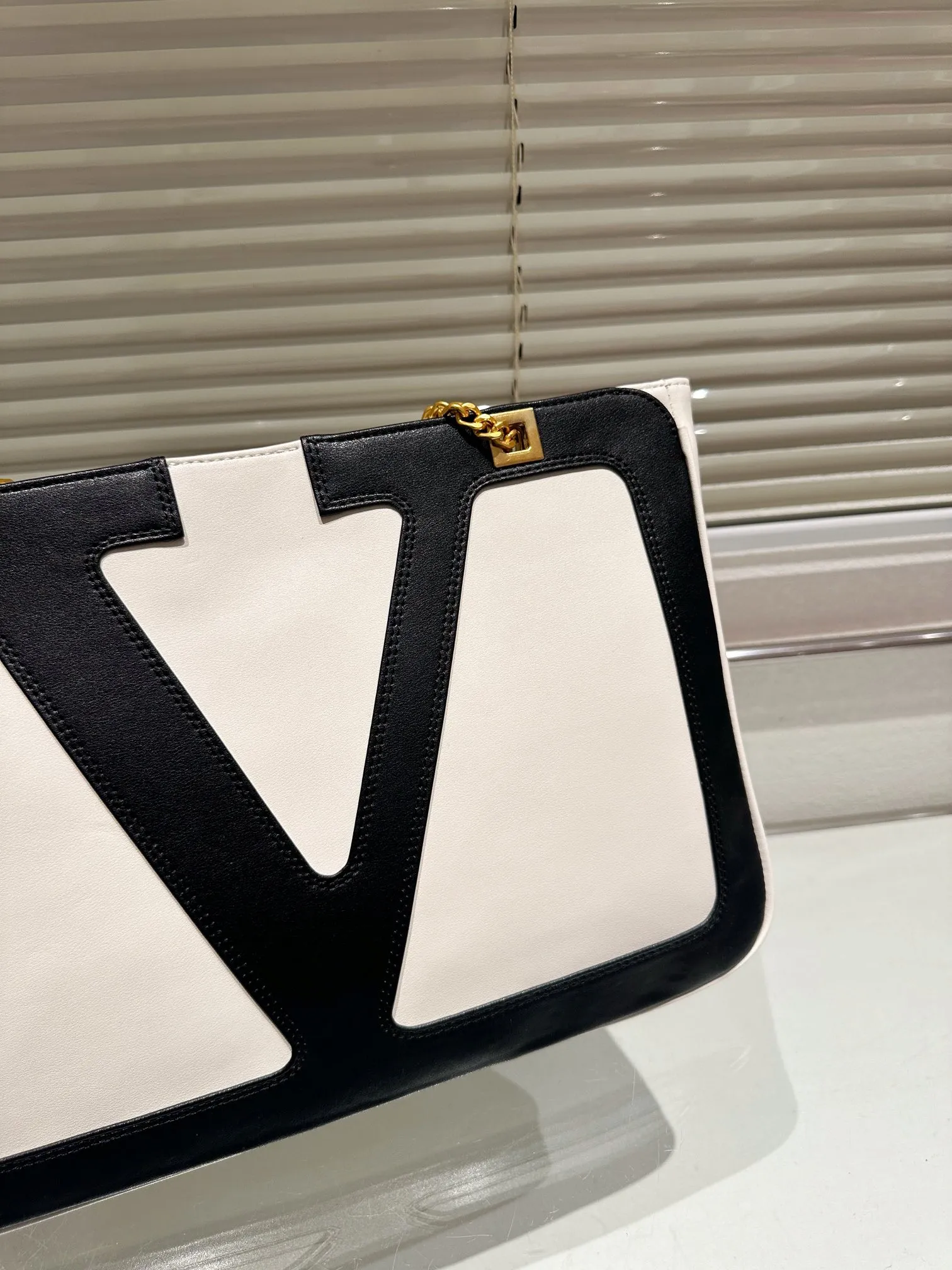 P380 Valentino VALENTINO Women's Tote Bag Valentino Letter Bag Letter bag from Valentino. The new season has just arrived. Size 37.26