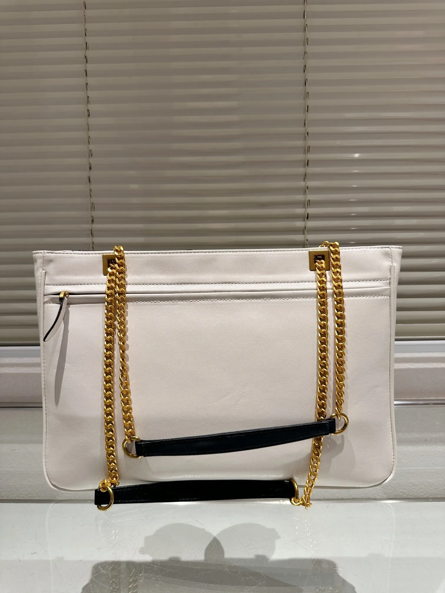 P380 Valentino VALENTINO Women's Tote Bag Valentino Letter Bag Letter bag from Valentino. The new season has just arrived. Size 37.26
