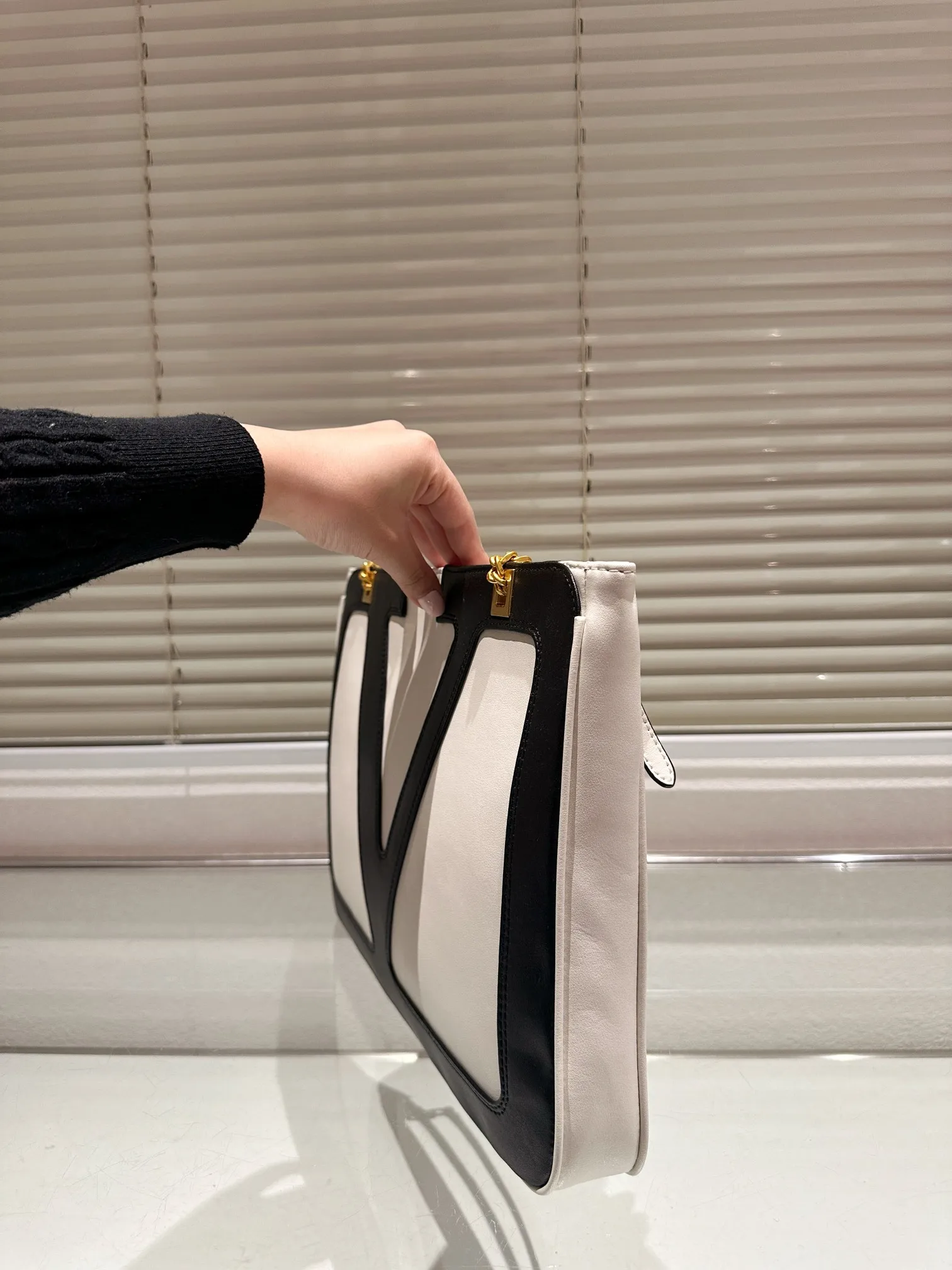 P380 Valentino VALENTINO Women's Tote Bag Valentino Letter Bag Letter bag from Valentino. The new season has just arrived. Size 37.26
