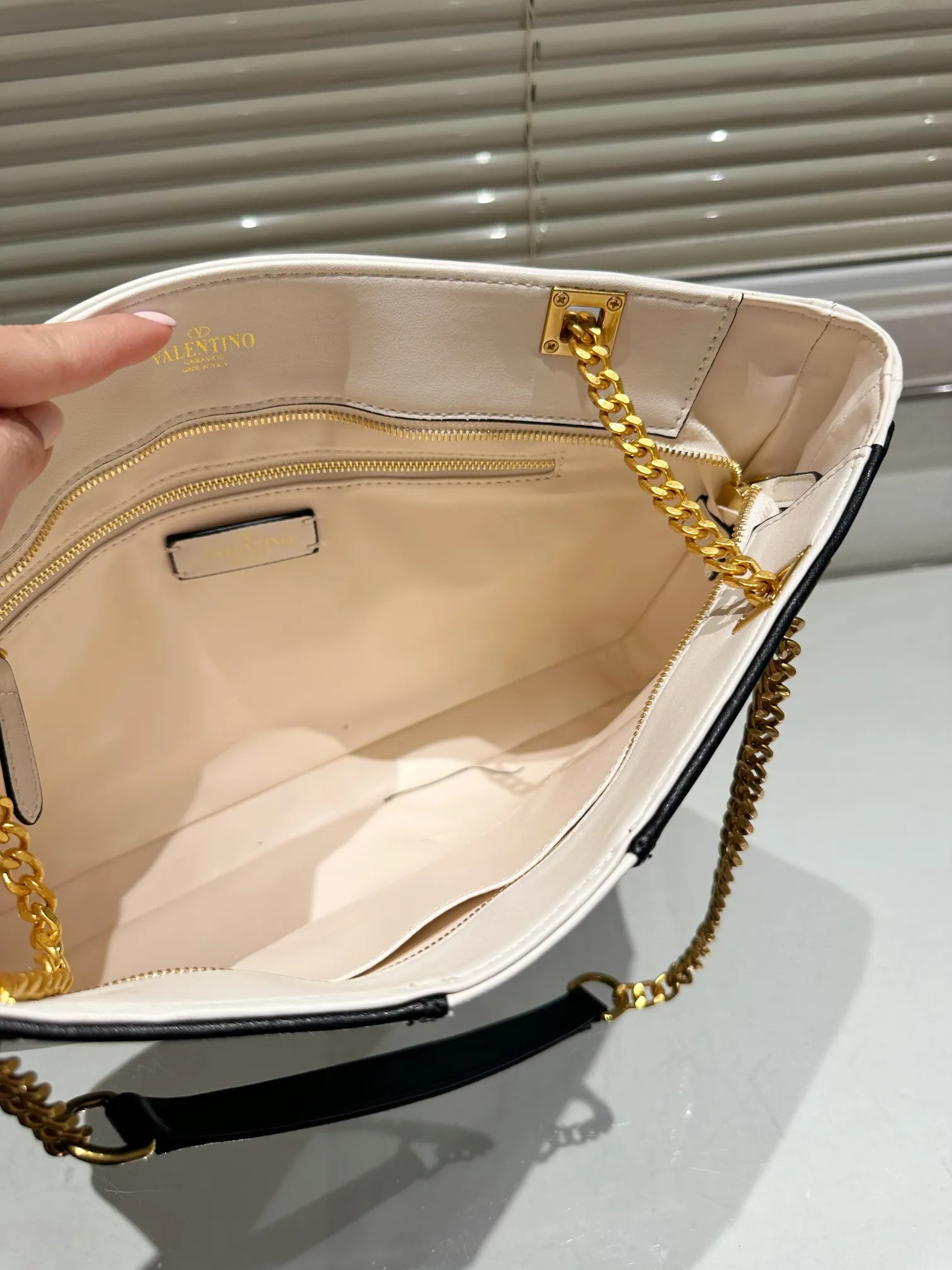 P380 Valentino VALENTINO Women's Tote Bag Valentino Letter Bag Letter bag from Valentino. The new season has just arrived. Size 37.26