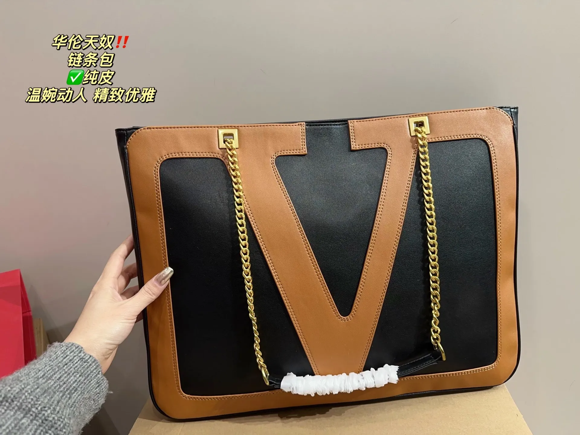 ✅Pure leather P420 with folding box ⚠️Size 44.33 Valentino chain bag I bought this one immediately when I saw it! It really shows off your temperament. I can already imagine how elegant it would look with a dress~ It can be worn cross-body or carried under the armpit, which is very convenient!