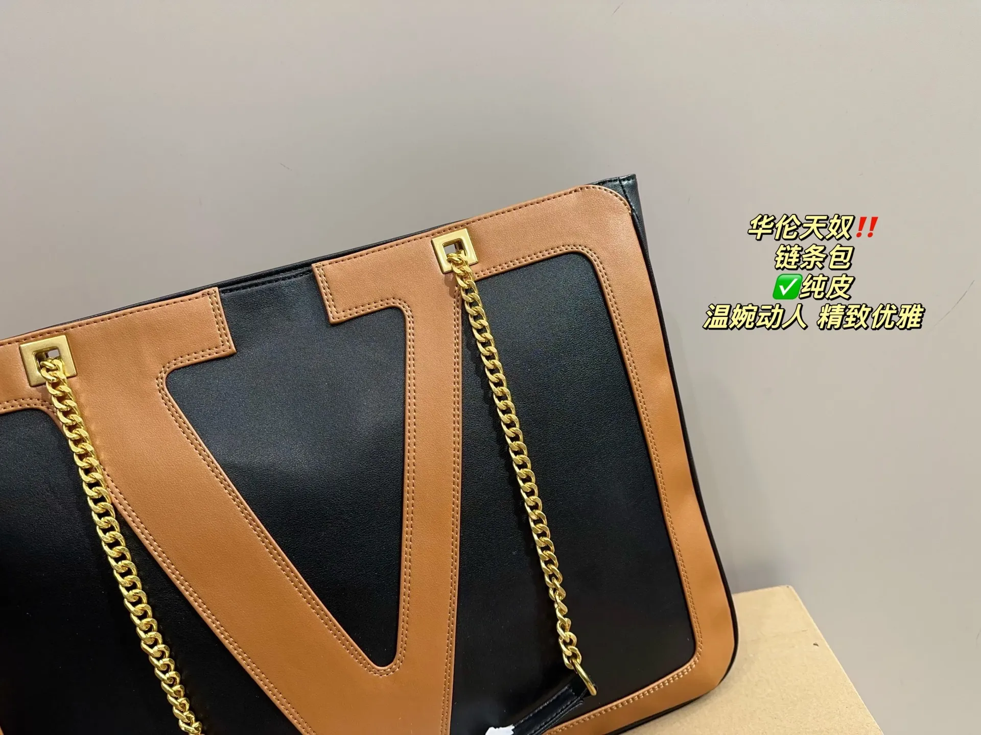 ✅Pure leather P420 with folding box ⚠️Size 44.33 Valentino chain bag I bought this one immediately when I saw it! It really shows off your temperament. I can already imagine how elegant it would look with a dress~ It can be worn cross-body or carried under the armpit, which is very convenient!