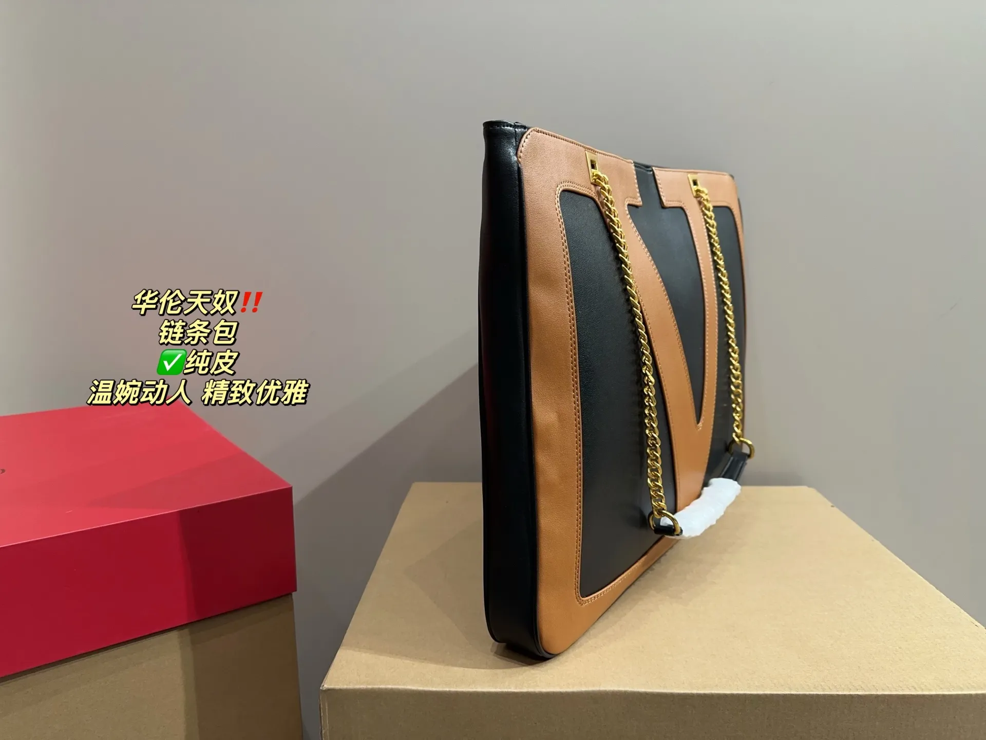 ✅Pure leather P420 with folding box ⚠️Size 44.33 Valentino chain bag I bought this one immediately when I saw it! It really shows off your temperament. I can already imagine how elegant it would look with a dress~ It can be worn cross-body or carried under the armpit, which is very convenient!