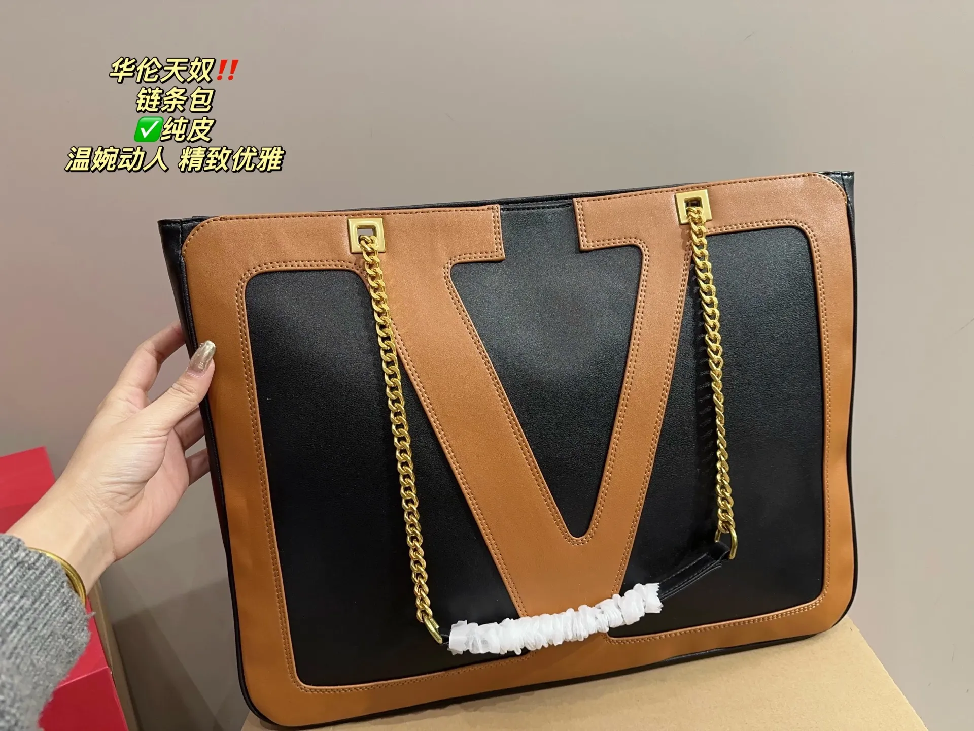 ✅Pure leather P420 with folding box ⚠️Size 44.33 Valentino chain bag I bought this one immediately when I saw it! It really shows off your temperament. I can already imagine how elegant it would look with a dress~ It can be worn cross-body or carried under the armpit, which is very convenient!