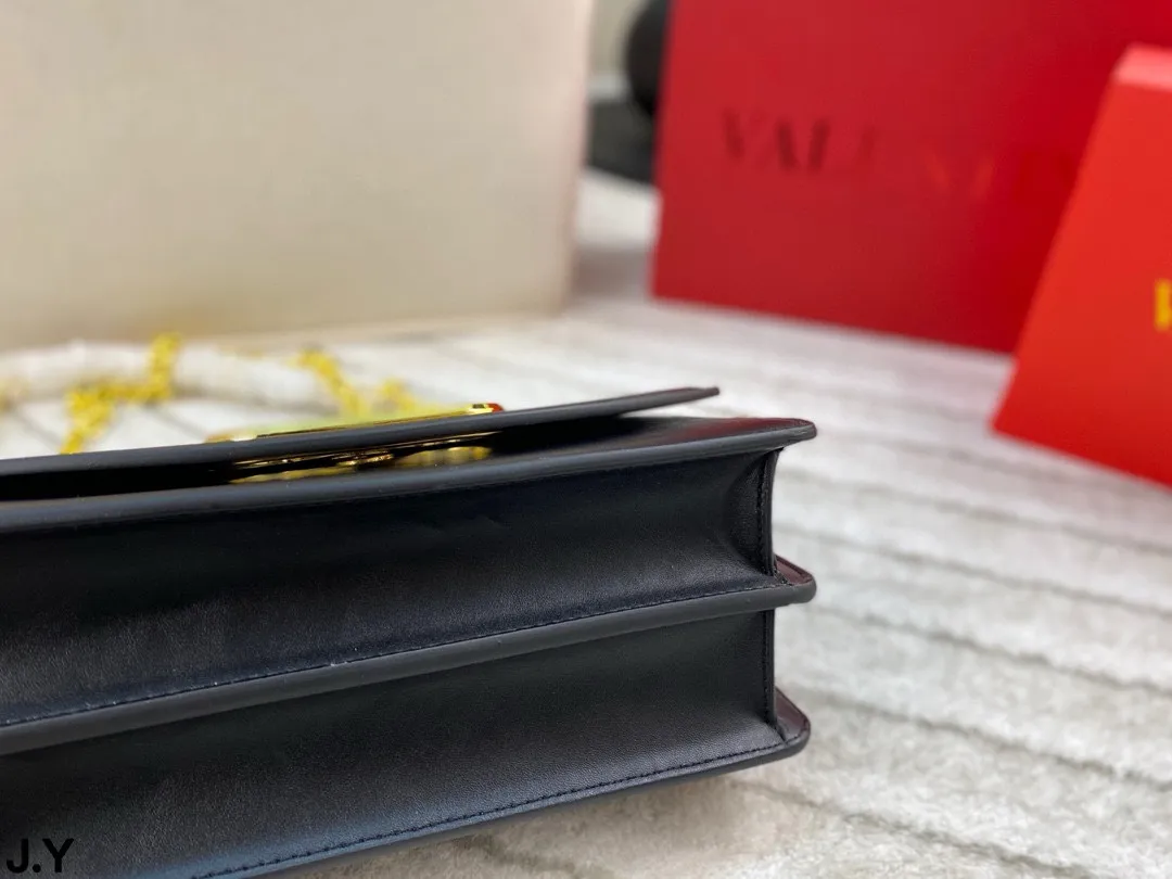 p310/p300 Folding box 🎁 Valentino Vain series handbags~ A versatile bag that can be sweet or salty, casual or business, magnetic opening and closing, practical capacity, exquisite and noble, elegant and timeless! Size: 24*16/19.5*13
