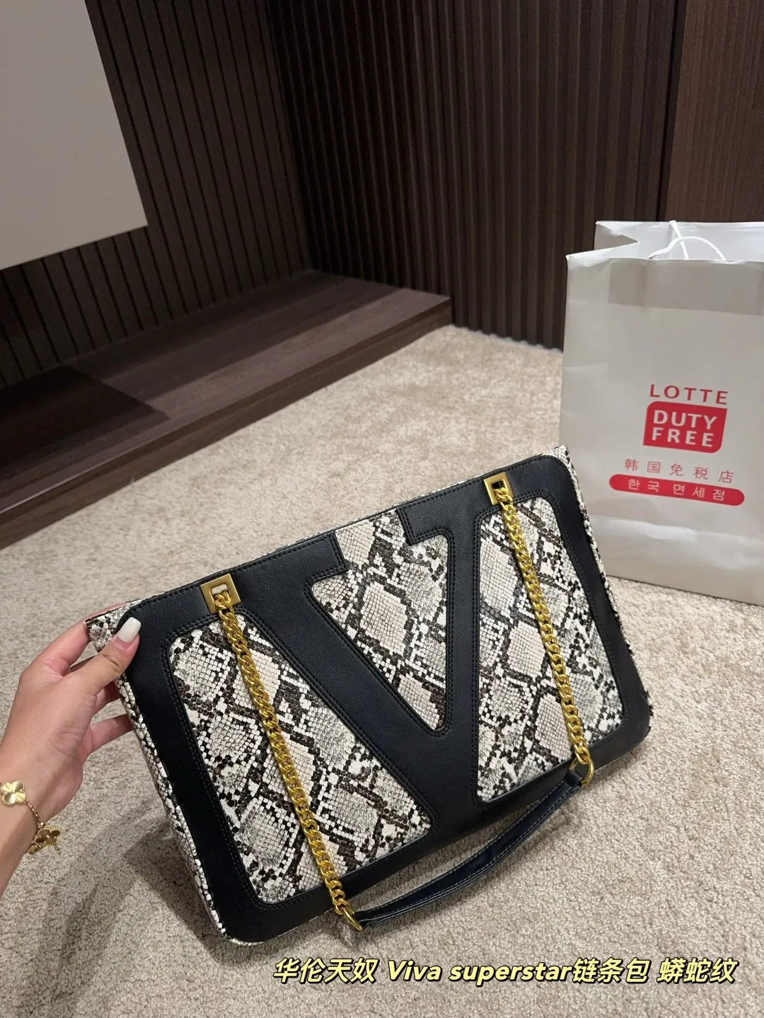 P380⚠️Size 37.25 Valentino Viva superstar chain bag