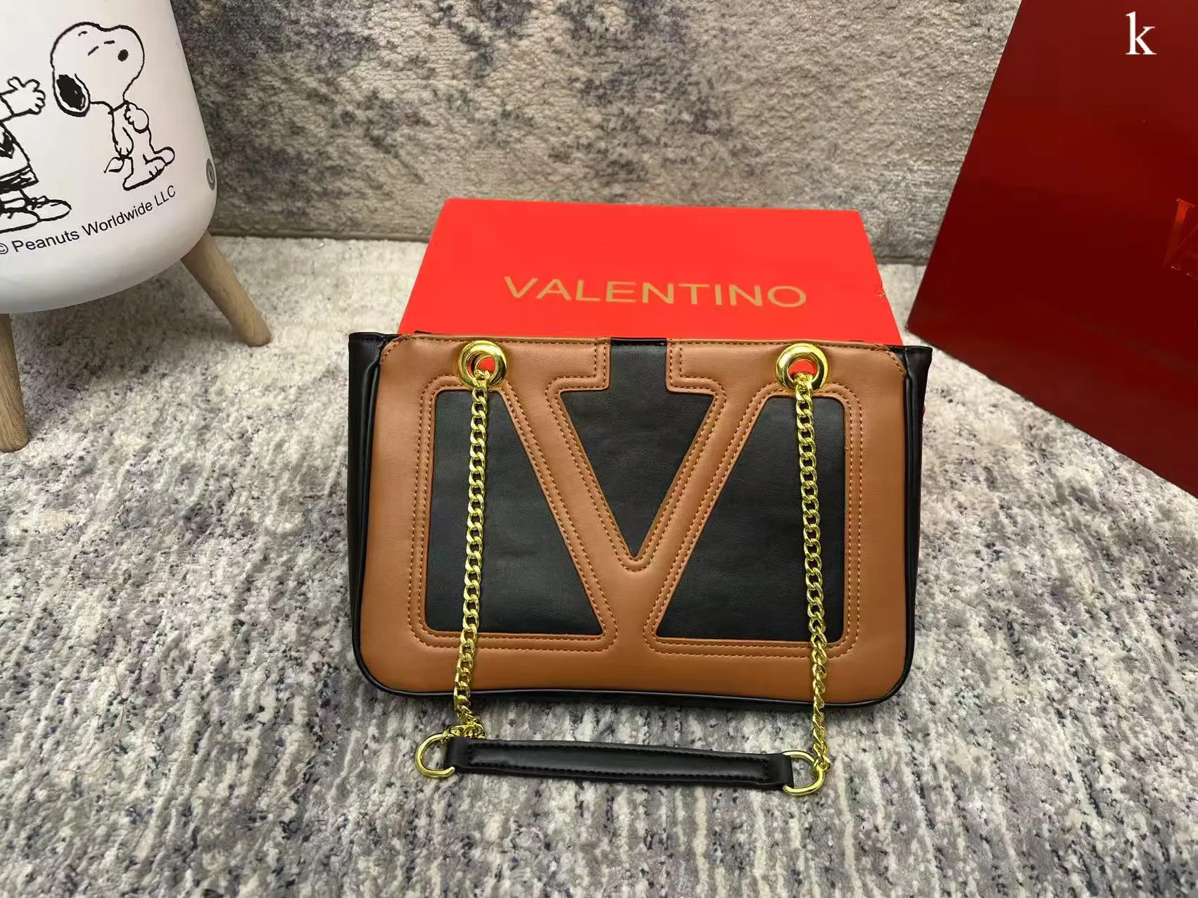 p260 Valentino Valentino ⚠️ Comes with box ⚠️ Size 28*18 VivaSuperstar meets your various needs. Its capacity is amazing. It looks flat, but it can hold a laptop. It breaks the shape of the traditional tote bag. It is made of soft lambskin, delicate and soft, and the bag body is light.