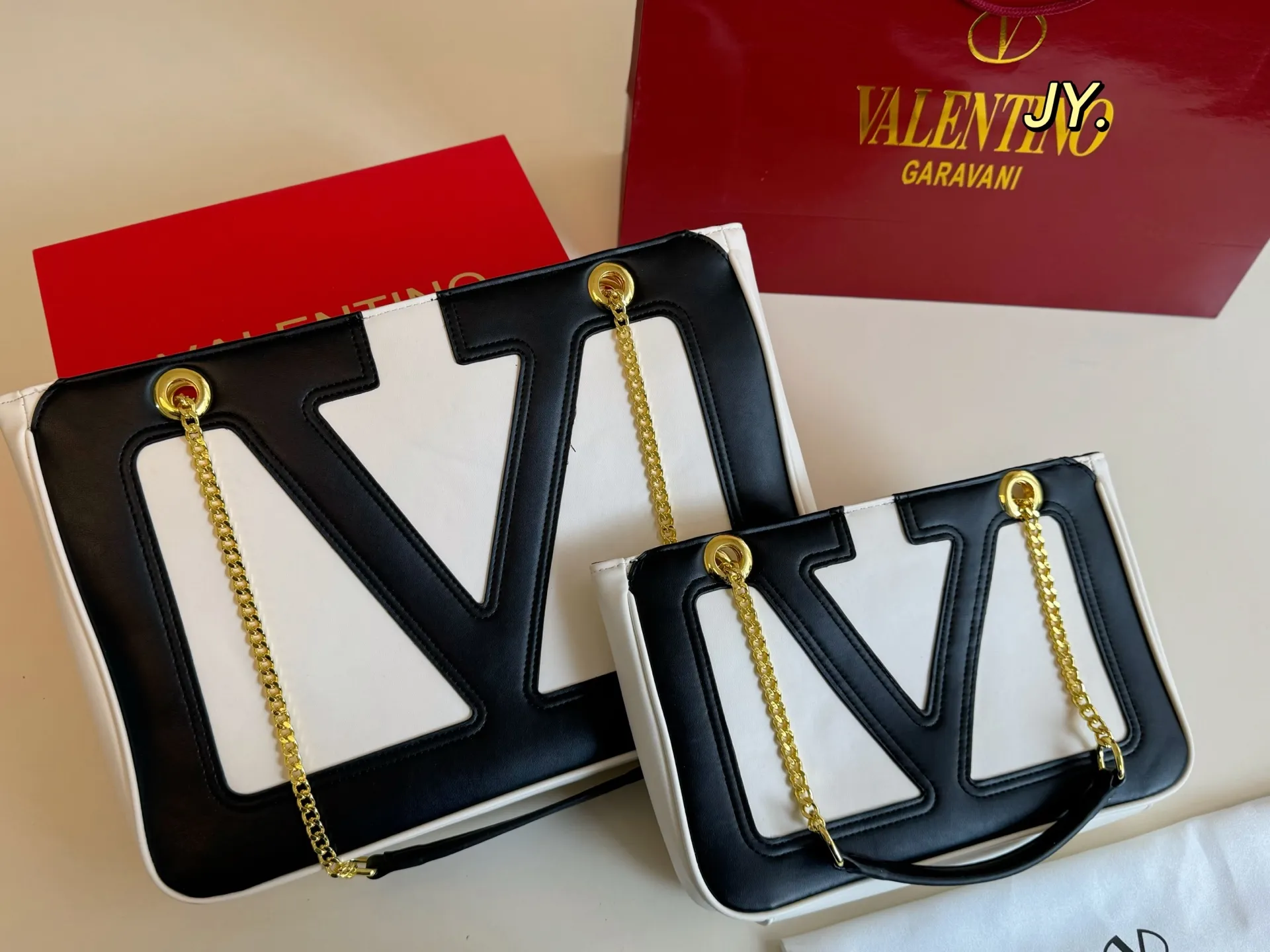 P270 large size P250 small size (folding box) Size: 37×26 large size 27×18 small size Valentino Valentino 25 viva supestar chain armpit bag Eye-catching large logo, highly recognizable, eye-catching and textured, the sense of luxury is overflowing. This appearance is very versatile‼ ️