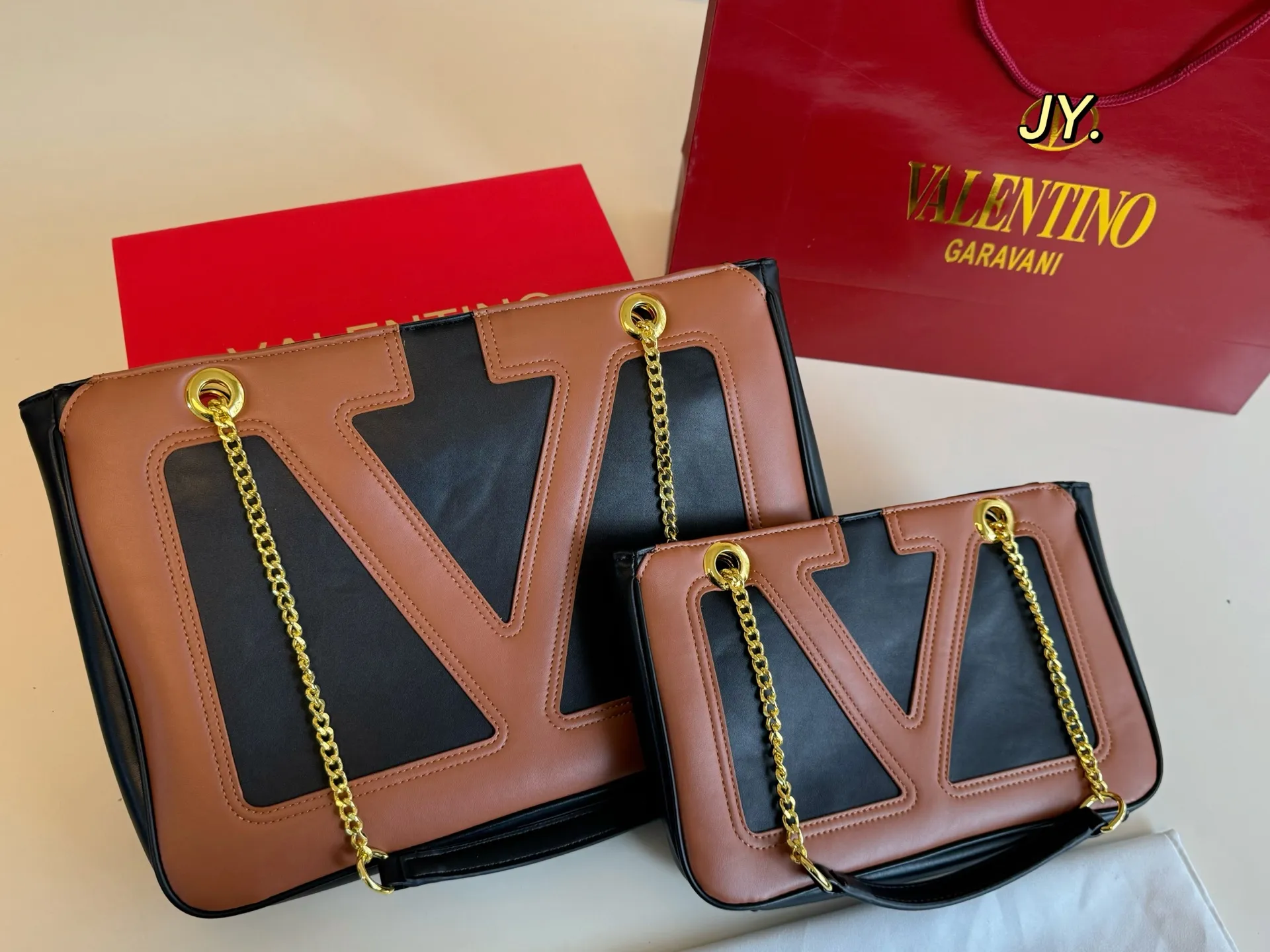 P270 large size P250 small size (folding box) Size: 37×26 large size 27×18 small size Valentino Valentino 25 viva supestar chain armpit bag Eye-catching large logo, highly recognizable, eye-catching and textured, the sense of luxury is overflowing. This appearance is very versatile‼ ️