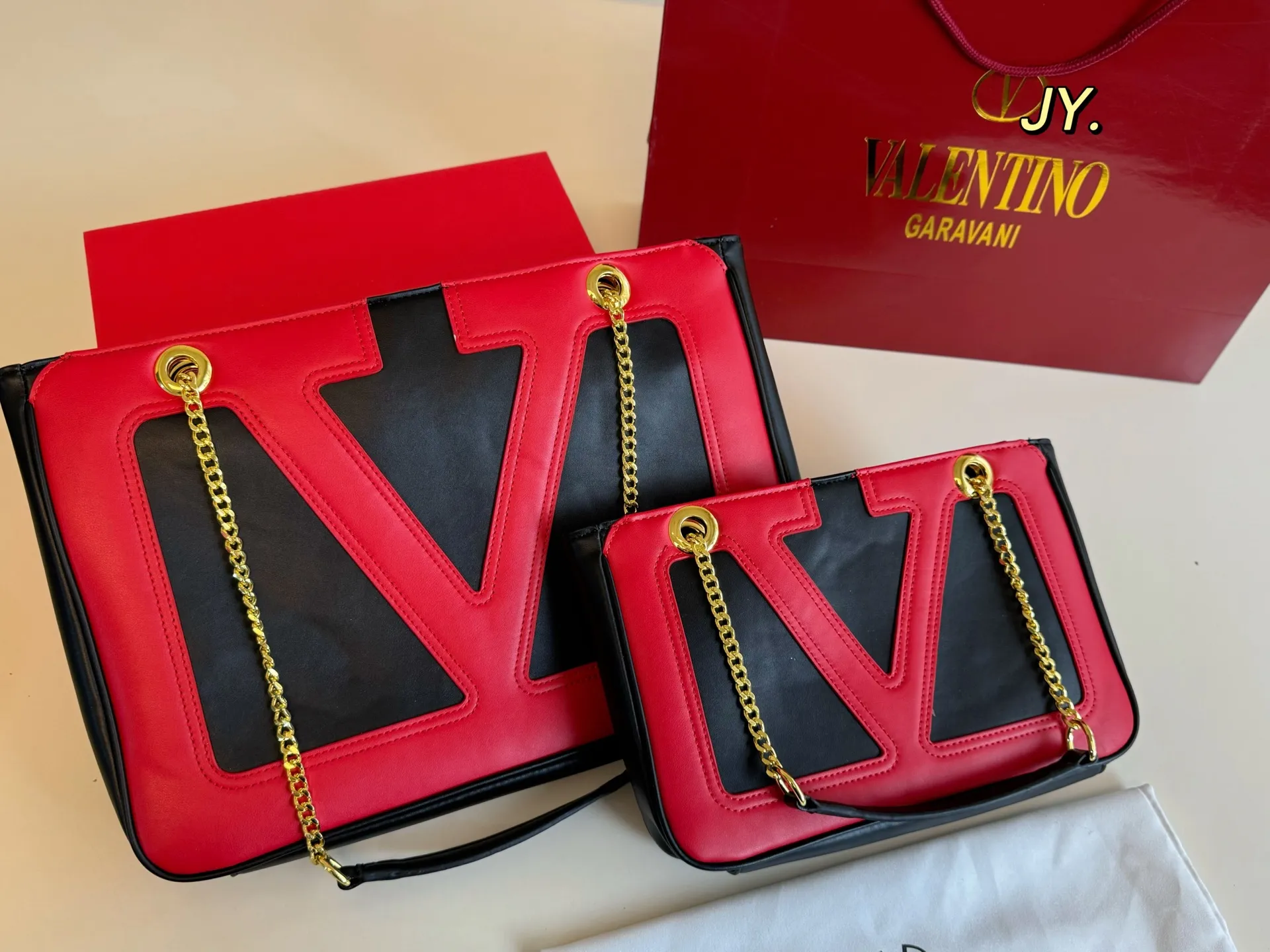 P270 large size P250 small size (folding box) Size: 37×26 large size 27×18 small size Valentino Valentino 25 viva supestar chain armpit bag Eye-catching large logo, highly recognizable, eye-catching and textured, the sense of luxury is overflowing. This appearance is very versatile‼ ️