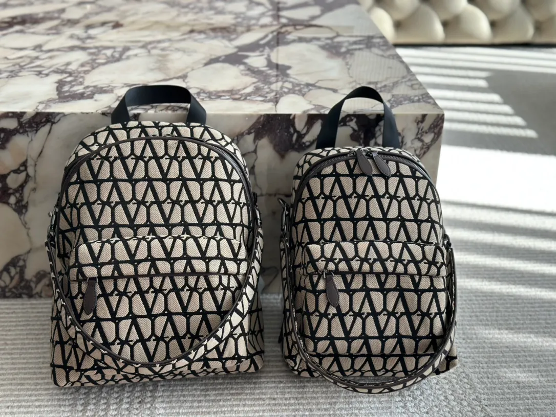 💰480, 200 Valentino haute couture backpack is so beautiful! Not a soft feeling! It feels great! Pair it with denim shorts and a big backpack! Just think about it🤔️it’s full of positive energy! Size: 25 32cm small 38 30cm large